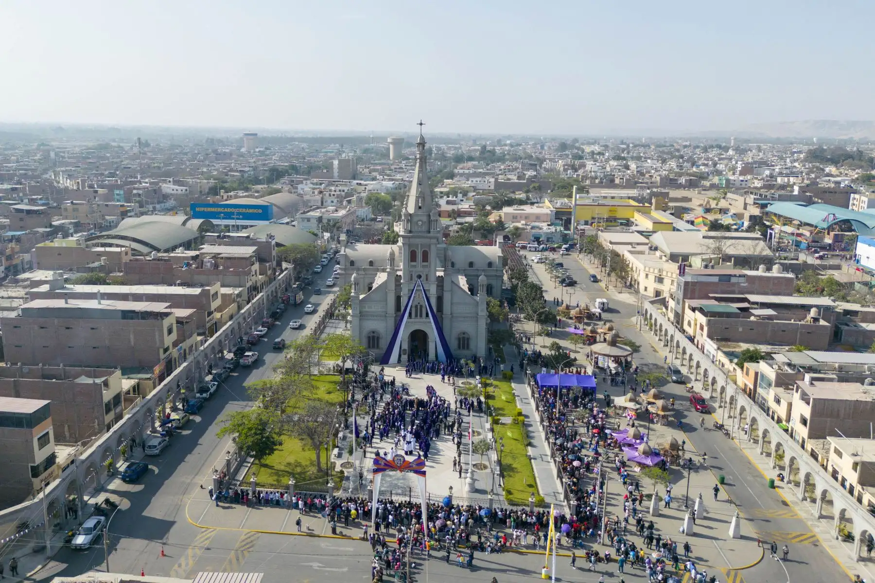 Devoción en Chincha: fieles veneran al Señor Crucificado en su recorrido procesional.
Foto: cortesía  Mahily Lovera