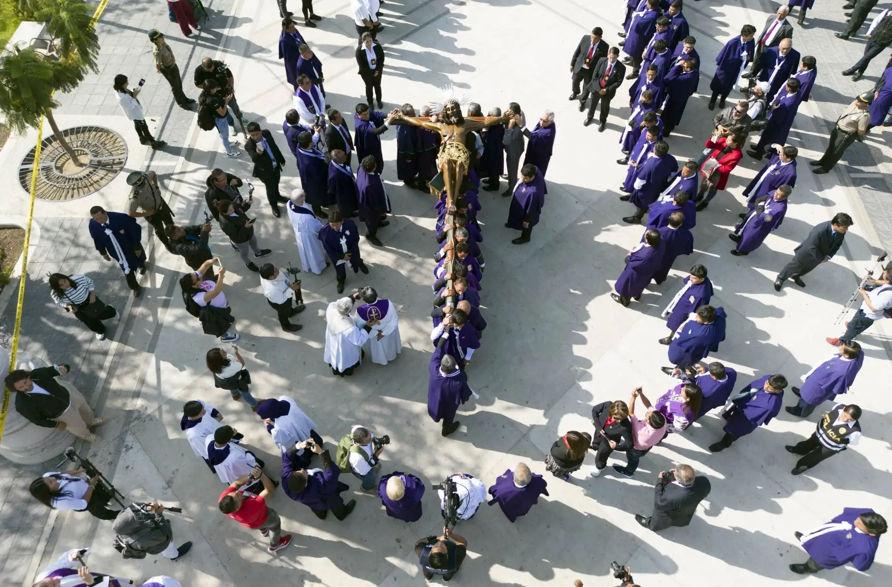 Devoción en Chincha: fieles veneran al Señor Crucificado en su recorrido procesional.
Foto: cortesía  Mahily Lovera