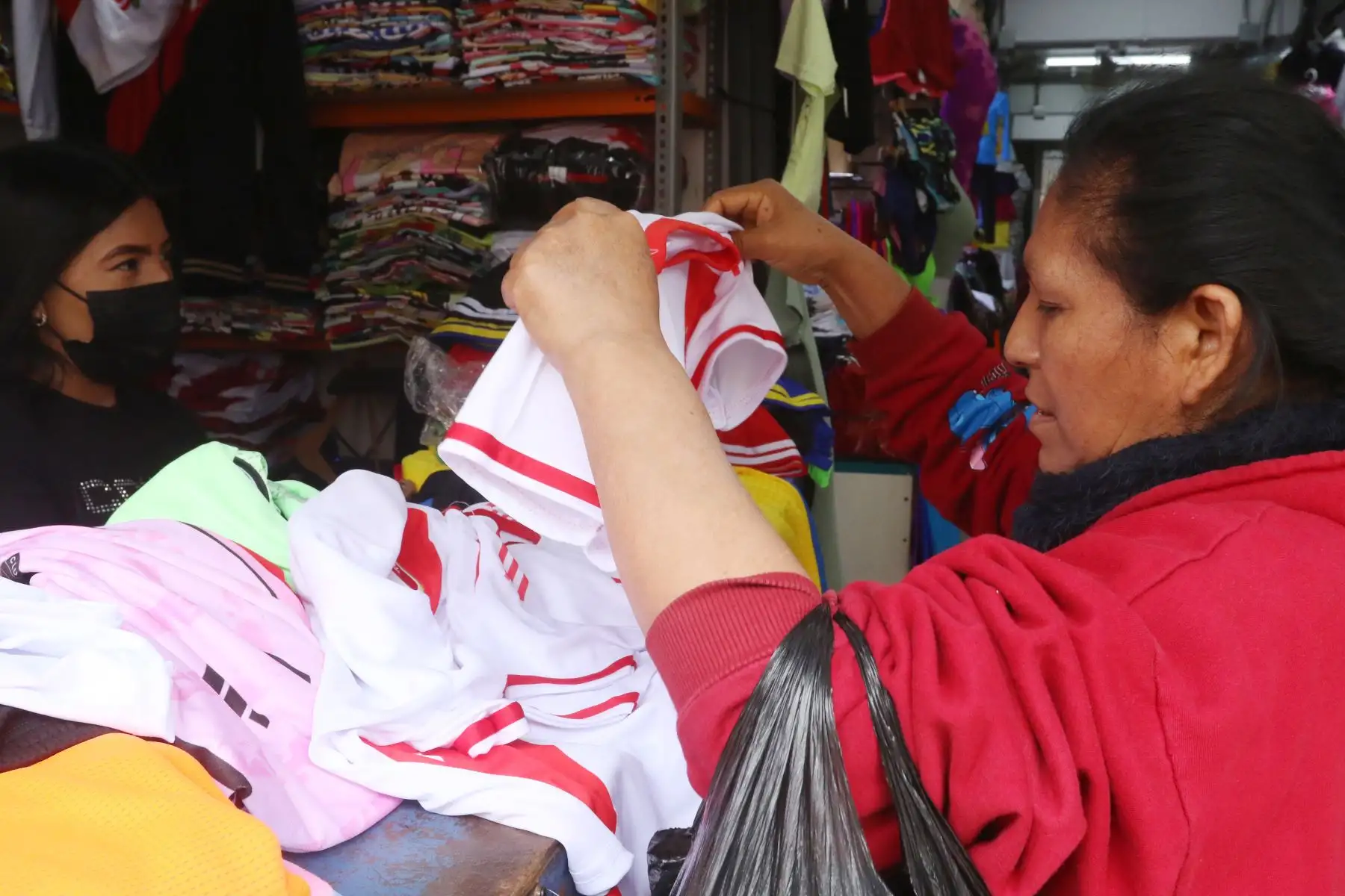 Hinchas peruanos se animan a comprar sus camisetas y souvenirs para alentar a la Selección Peruana que jugara ante la Selección de Argentina por las Eliminatorias 2024.
Foto: ANDINA/ Héctor Vinces