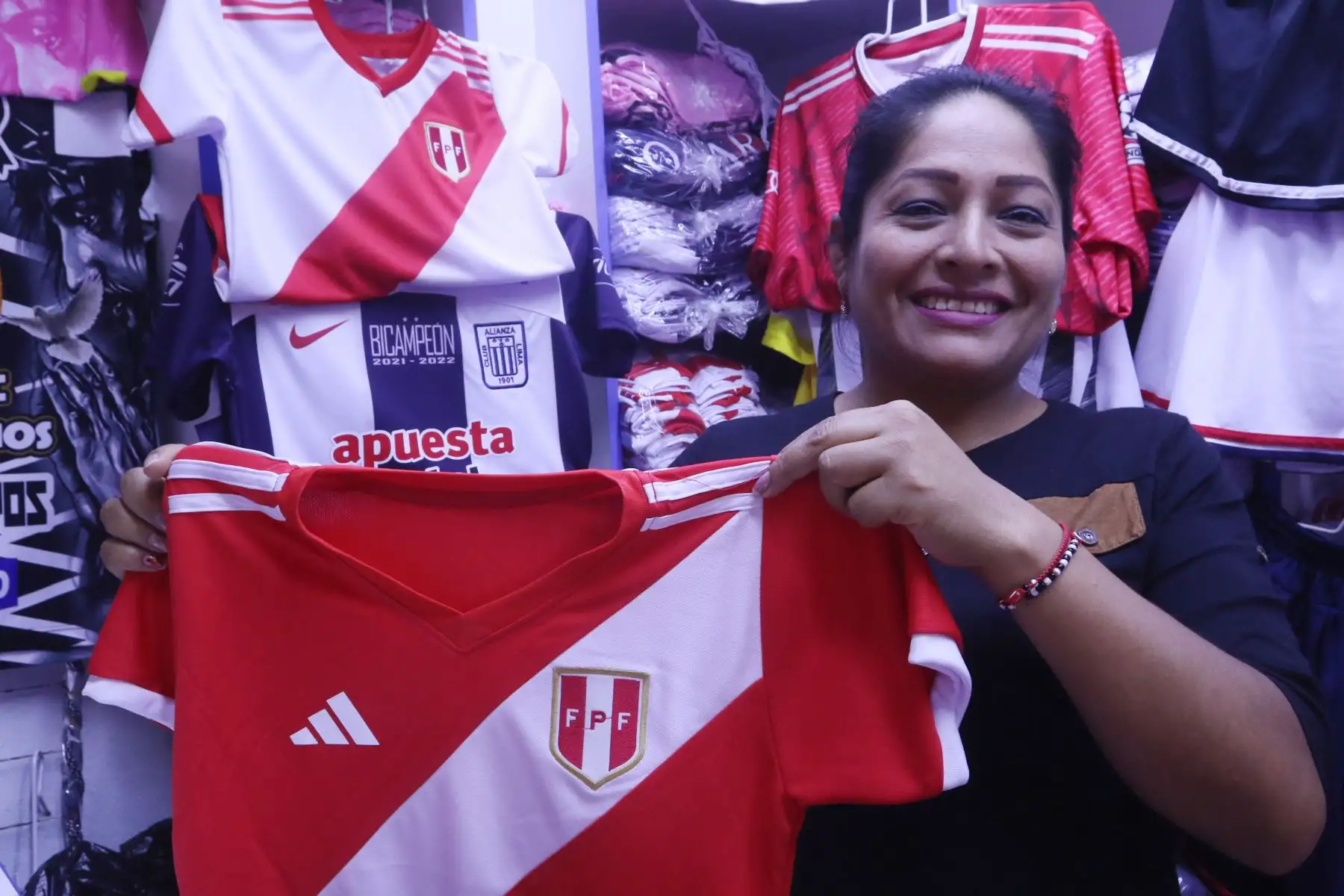 Hinchas peruanos se animan a comprar sus camisetas y souvenirs para alentar a la Selección Peruana que jugara ante la Selección de Argentina por las Eliminatorias 2024.
Foto: ANDINA/ Héctor Vinces