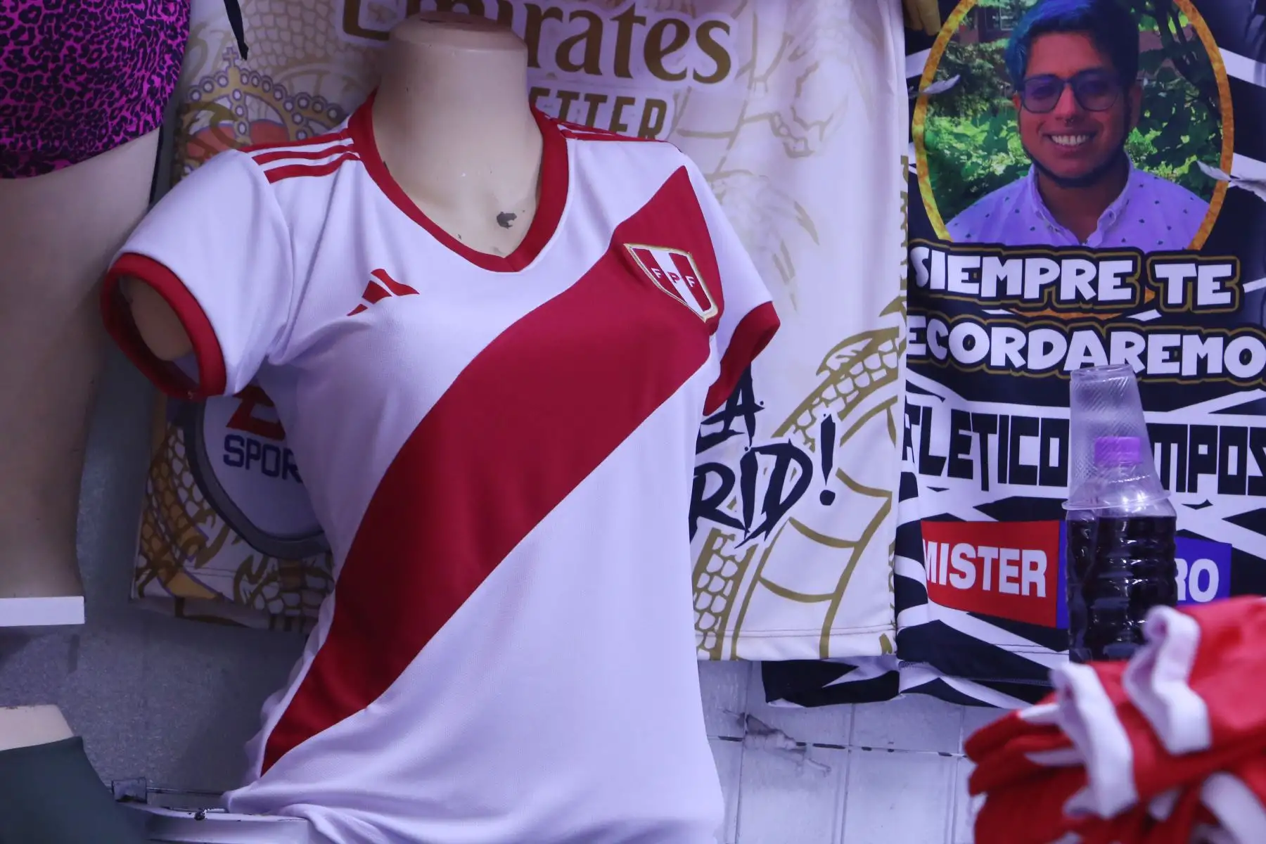 Hinchas peruanos se animan a comprar sus camisetas y souvenirs para alentar a la Selección Peruana que jugara ante la Selección de Argentina por las Eliminatorias 2024.
Foto: ANDINA/ Héctor Vinces
