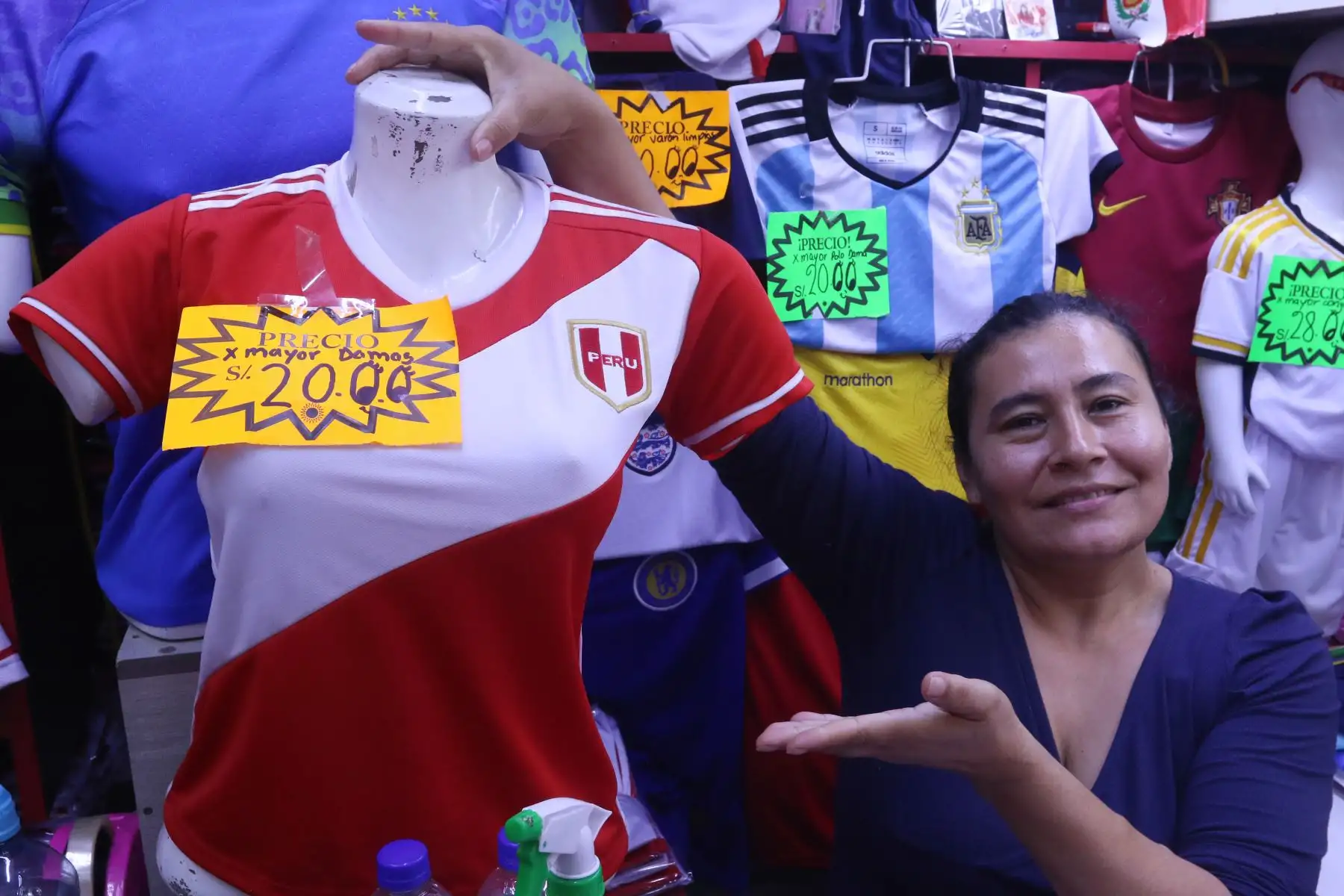 Hinchas peruanos se animan a comprar sus camisetas y souvenirs para alentar a la Selección Peruana que jugara ante la Selección de Argentina por las Eliminatorias 2024.
Foto: ANDINA/ Héctor Vinces