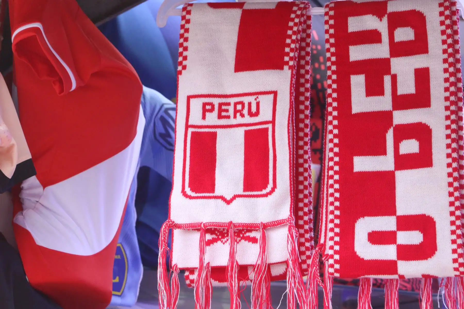 Hinchas peruanos se animan a comprar sus camisetas y souvenirs para alentar a la Selección Peruana que jugara ante la Selección de Argentina por las Eliminatorias 2024.
Foto: ANDINA/ Héctor Vinces