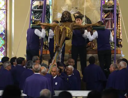 Cientos de devotos del Señor de Luren en Ica pidieron por la paz en el mundo y el cese de la violencia, en especial en el Medio Oriente. Foto: Genry Bautista