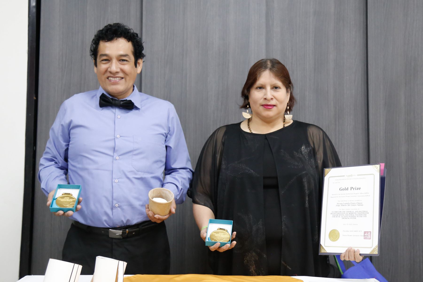 La inventora Silvana Flores Chávez presentó en la feria KIWIE 2023 sus inventos relacionados con la descontaminación del planeta.