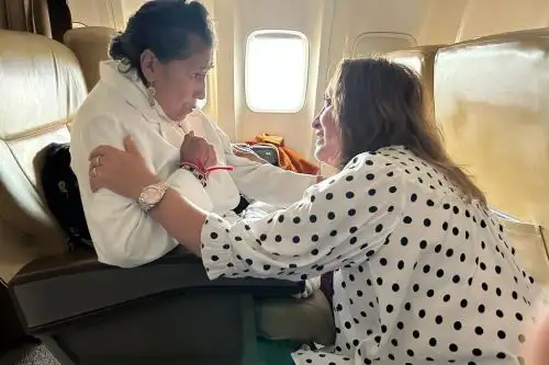 Doña Angélica Pacífica Ponce Medina, de 86 años de edad, dialoga con la presidenta Dina Boluarte, en el avión presidencial, durante el retorno de Israel a Perú. Foto: ANDINA/Difusión.