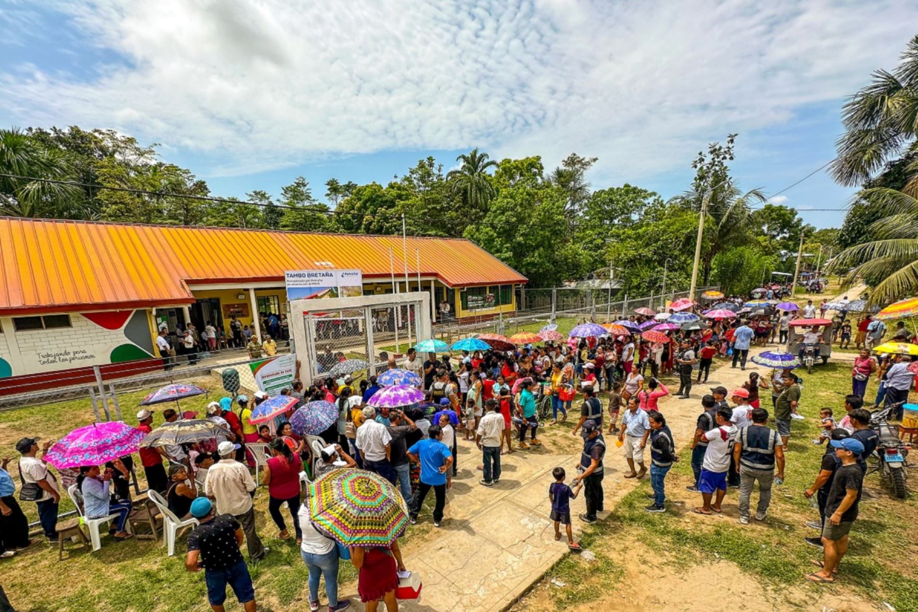 Pobladores de Puinahua, reciben el apoyo económico del Fondo de Desarrollo del Lote 95 en la región Loreto. Foto: Cortesía.