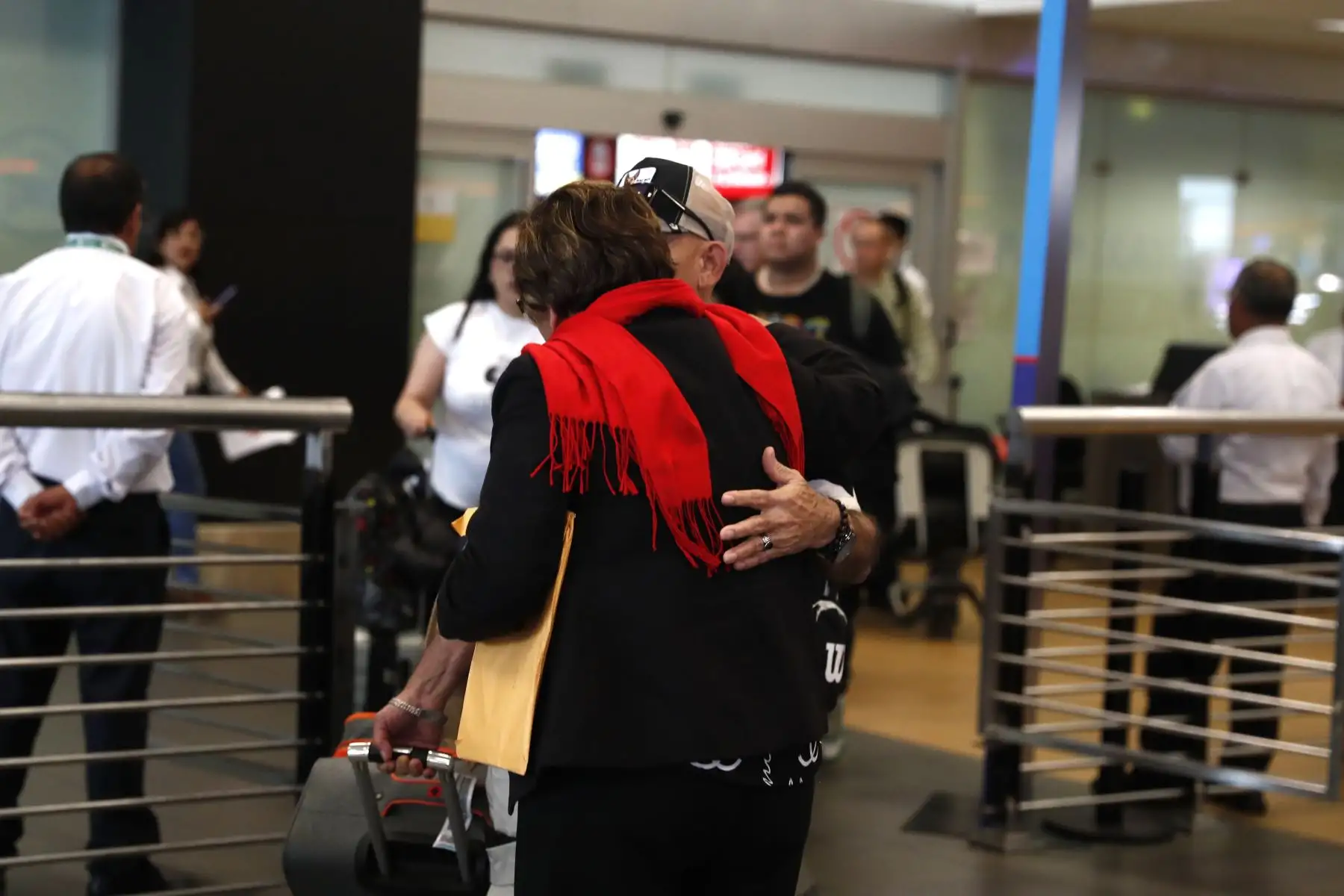 18 peruanos repatriados desde Israel llegaron al Aeropuerto Internacional Jorge Chávez, procedentes de Quito, Ecuador, pudiendo así reencontrarse con sus familiares y seres queridos. Foto: ANDINA/ Daniel Bracamonte
