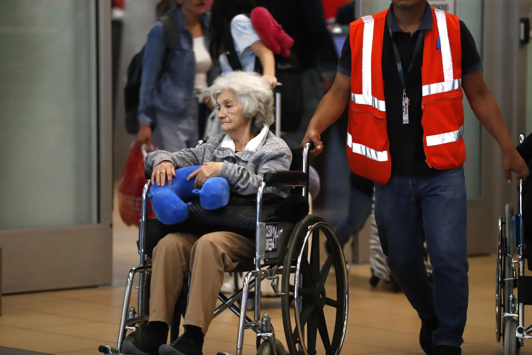 18 peruanos repatriados desde Israel llegaron al Aeropuerto Internacional Jorge Chávez, procedentes de Quito, Ecuador, pudiendo así reencontrarse con sus familiares y seres queridos. Foto: ANDINA/ Daniel Bracamonte