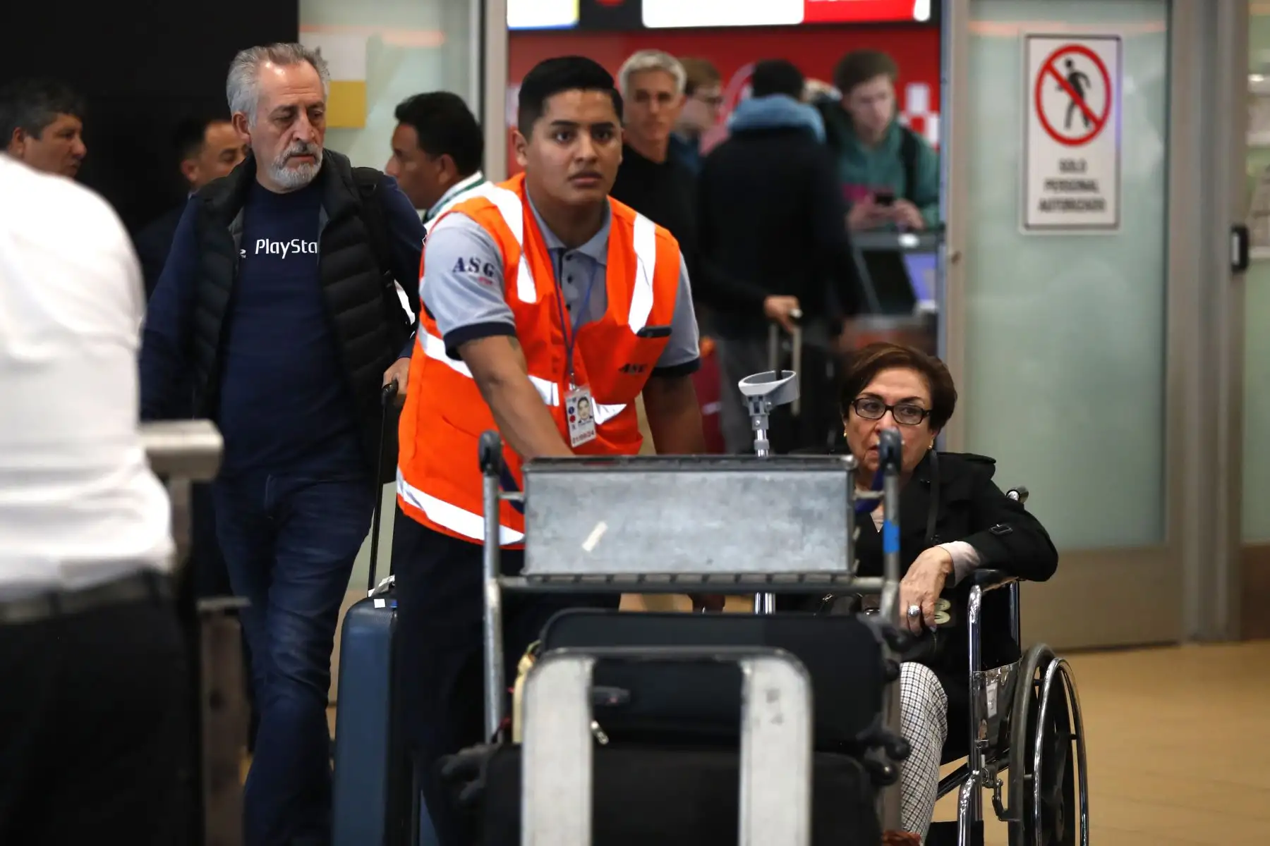 18 peruanos repatriados desde Israel llegaron al Aeropuerto Internacional Jorge Chávez, procedentes de Quito, Ecuador, pudiendo así reencontrarse con sus familiares y seres queridos. Foto: ANDINA/ Daniel Bracamonte