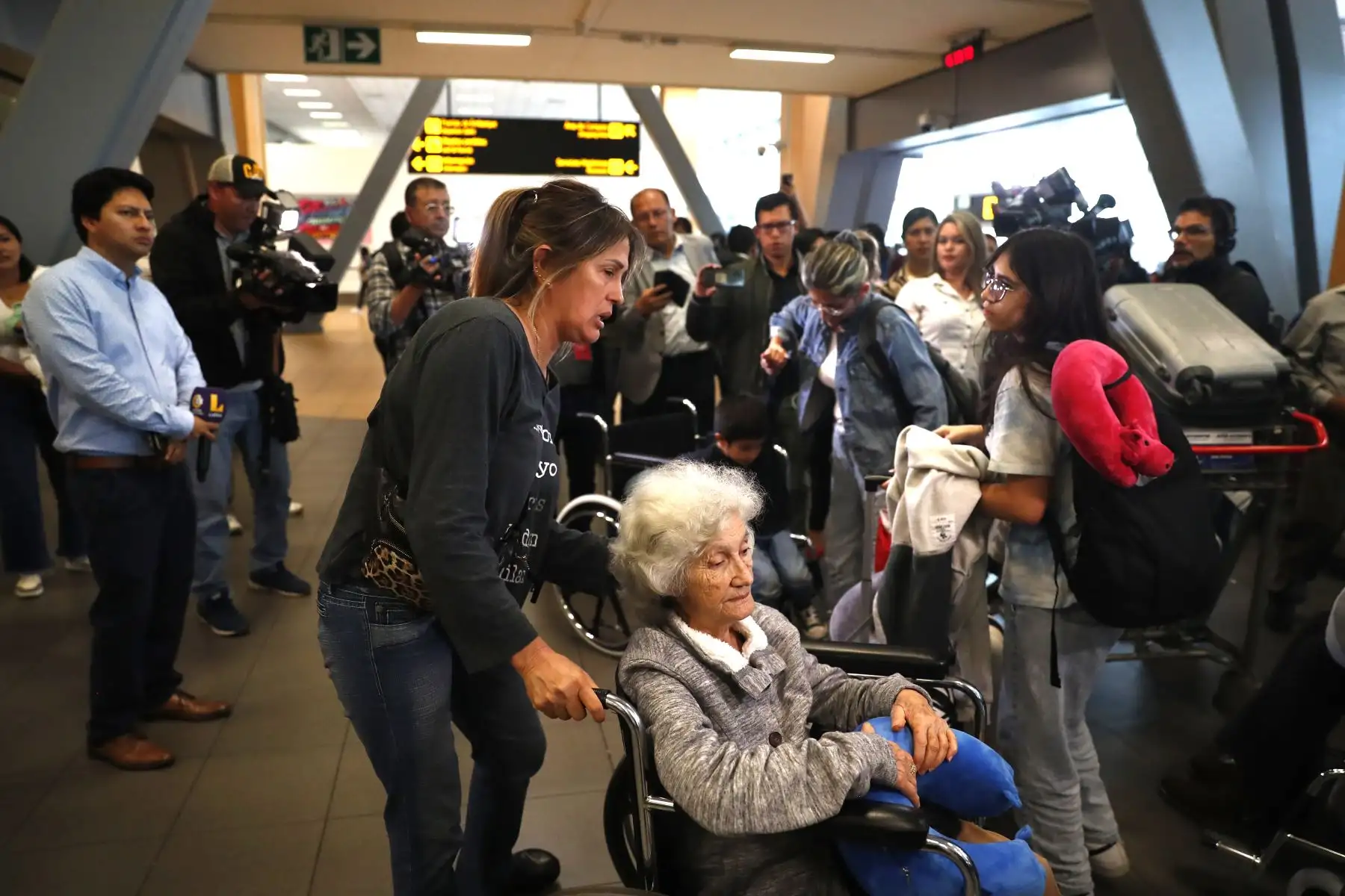 18 peruanos repatriados desde Israel llegaron al Aeropuerto Internacional Jorge Chávez, procedentes de Quito, Ecuador, pudiendo así reencontrarse con sus familiares y seres queridos. Foto: ANDINA/ Daniel Bracamonte