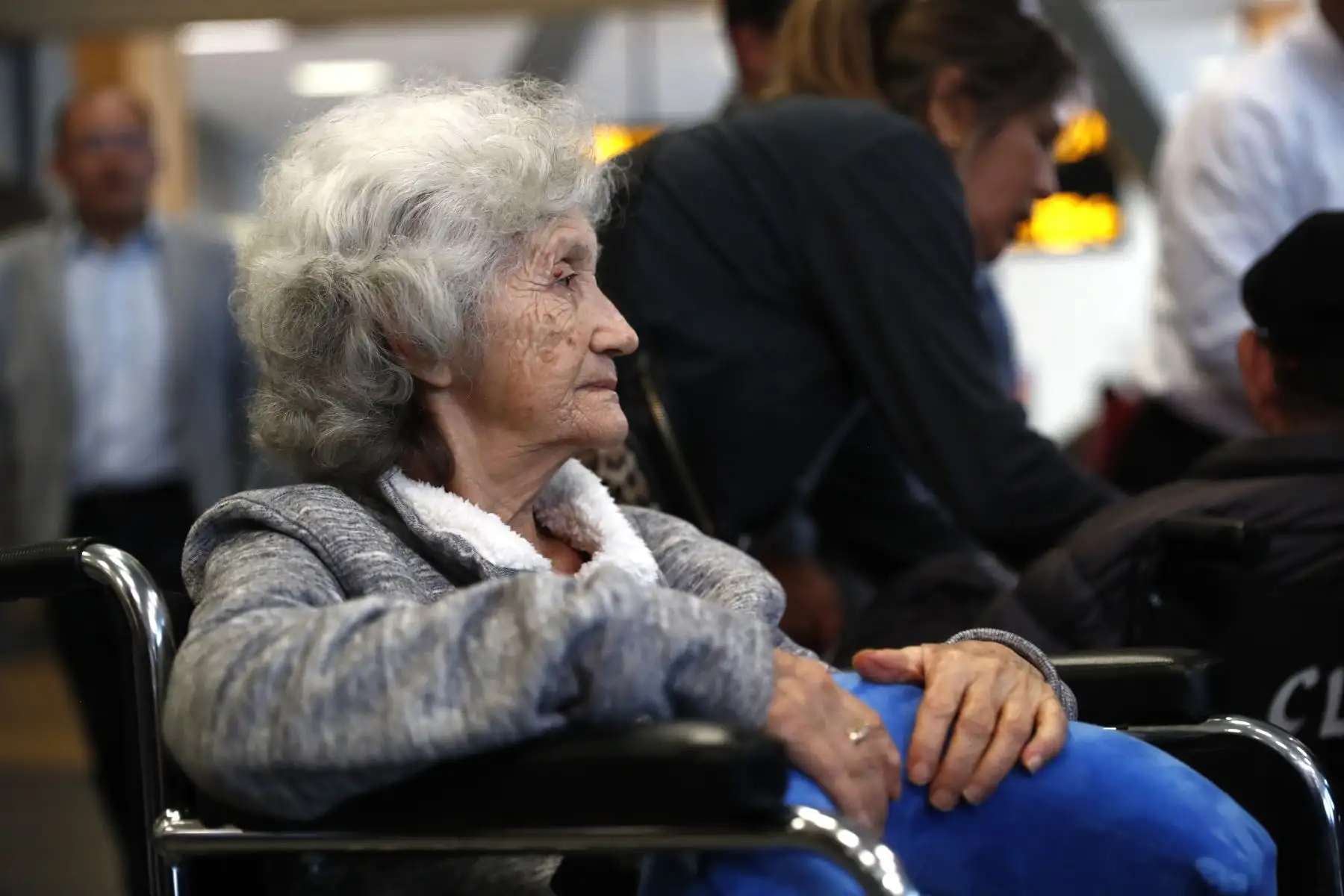18 peruanos repatriados desde Israel llegaron al Aeropuerto Internacional Jorge Chávez, procedentes de Quito, Ecuador, pudiendo así reencontrarse con sus familiares y seres queridos. Foto: ANDINA/ Daniel Bracamonte