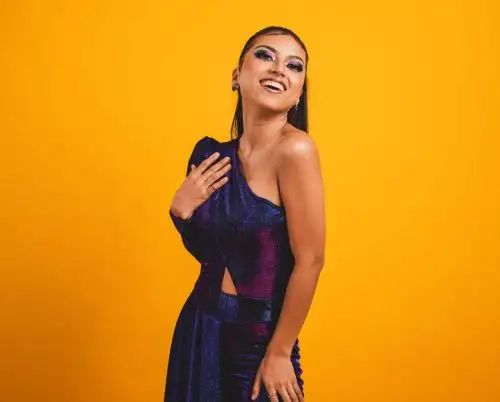 Lita Pezo celebra el millón de vistas de su canción inédita “Luchadora”.