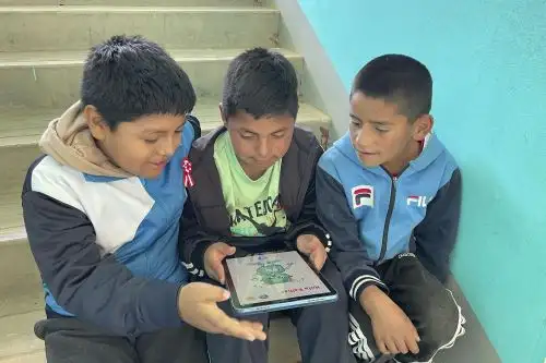El robot educativo digital Iway es empleado en colegio rurales. En lengua amazónica shawi, su nombre significa “lluvia fuerte”.