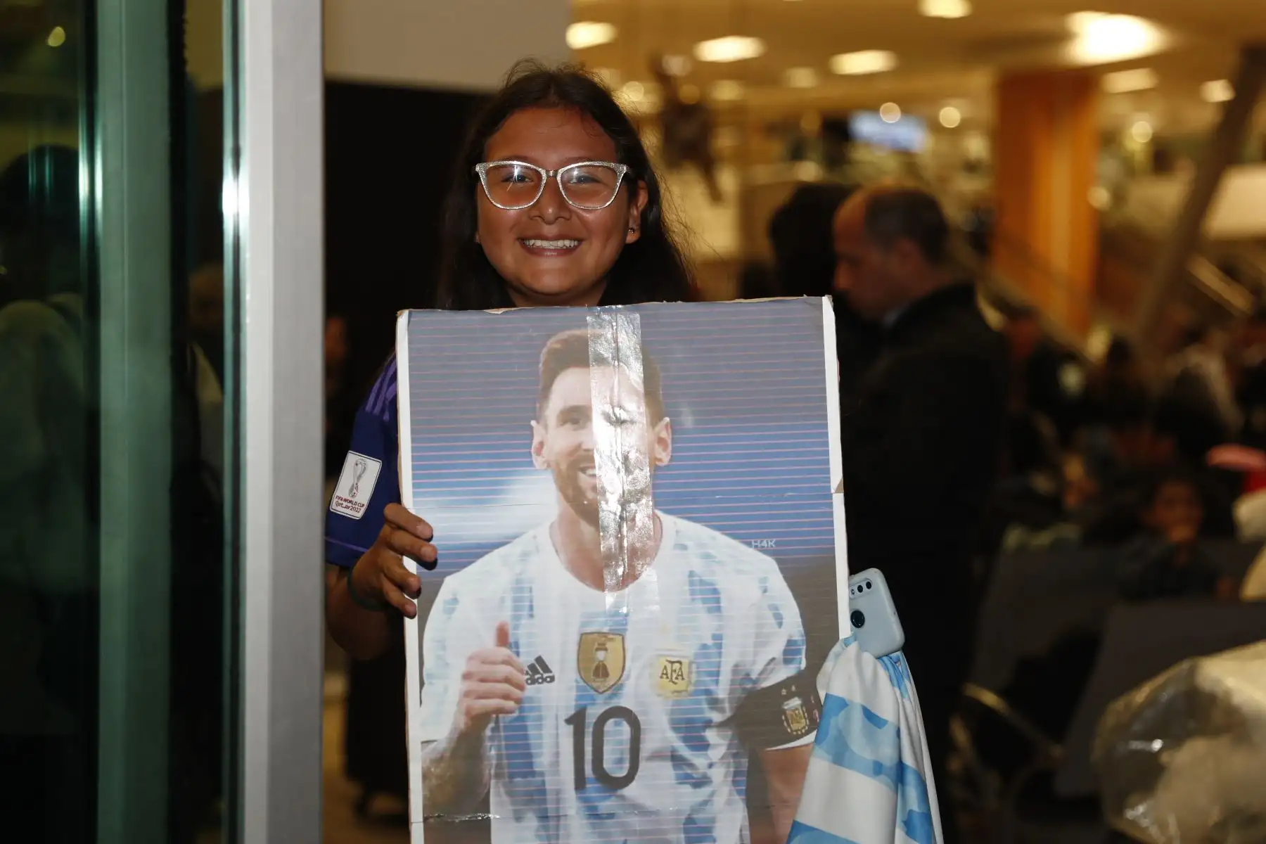 Hinchas de Lionel Messi llegaron hasta el Aeropuerto Jorge Chávez del Callao para darle la bienvenida al astro del fútbol argentino, frente a su partido contra la Selección Peruana por las clasificatorias al Mundial 2024. Foto: ANDINA/Daniel Bracamonte