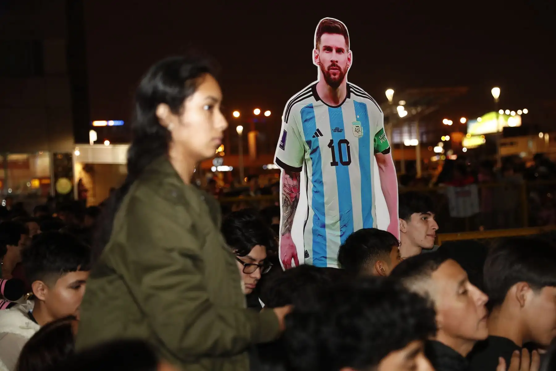 Hinchas de Lionel Messi llegaron hasta el Aeropuerto Jorge Chávez del Callao para darle la bienvenida al astro del fútbol argentino, frente a su partido contra la Selección Peruana por las clasificatorias al Mundial 2024. Foto: ANDINA/Daniel Bracamonte