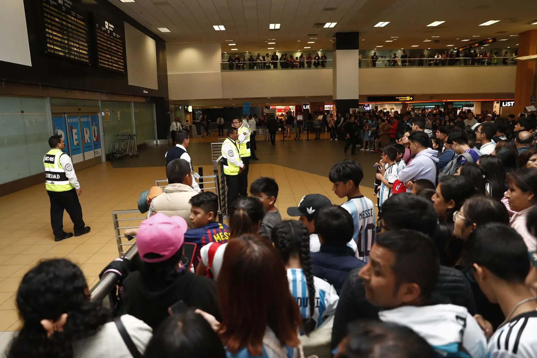 Hinchas de Lionel Messi llegaron hasta el Aeropuerto Jorge Chávez del Callao para darle la bienvenida al astro del fútbol argentino, frente a su partido contra la Selección Peruana por las clasificatorias al Mundial 2026. Foto: ANDINA/Daniel Bracamonte