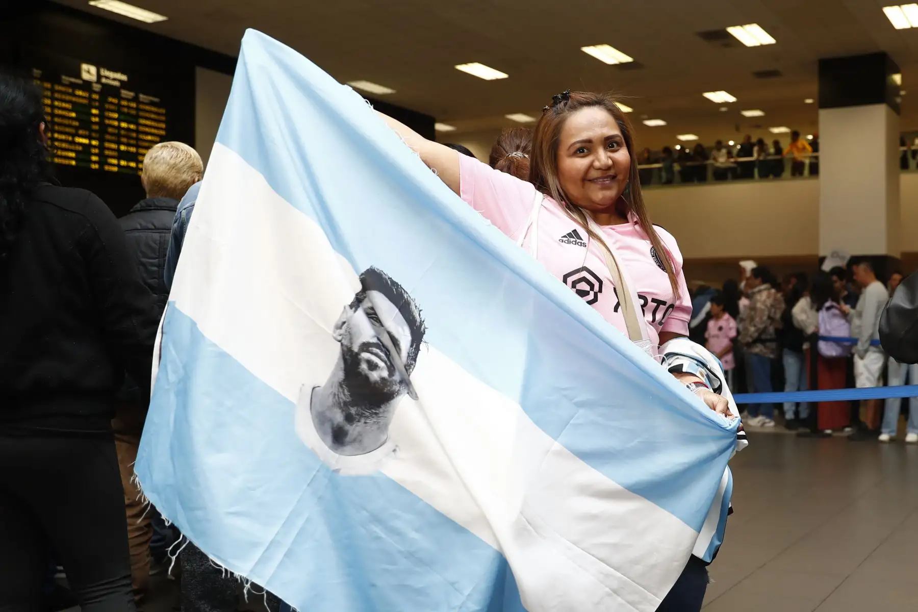 Hinchas de Lionel Messi llegaron hasta el Aeropuerto Jorge Chávez del Callao para darle la bienvenida al astro del fútbol argentino, frente a su partido contra la Selección Peruana por las clasificatorias al Mundial 2024. Foto: ANDINA/Daniel Bracamonte