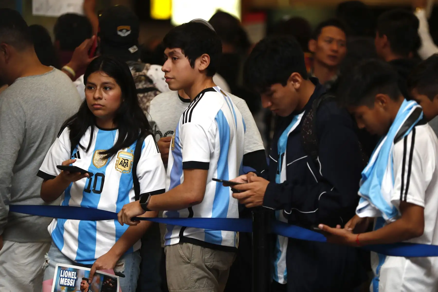 Hinchas de Lionel Messi llegaron hasta el Aeropuerto Jorge Chávez del Callao para darle la bienvenida al astro del fútbol argentino, frente a su partido contra la Selección Peruana por las clasificatorias al Mundial 2024. Foto: ANDINA/Daniel Bracamonte