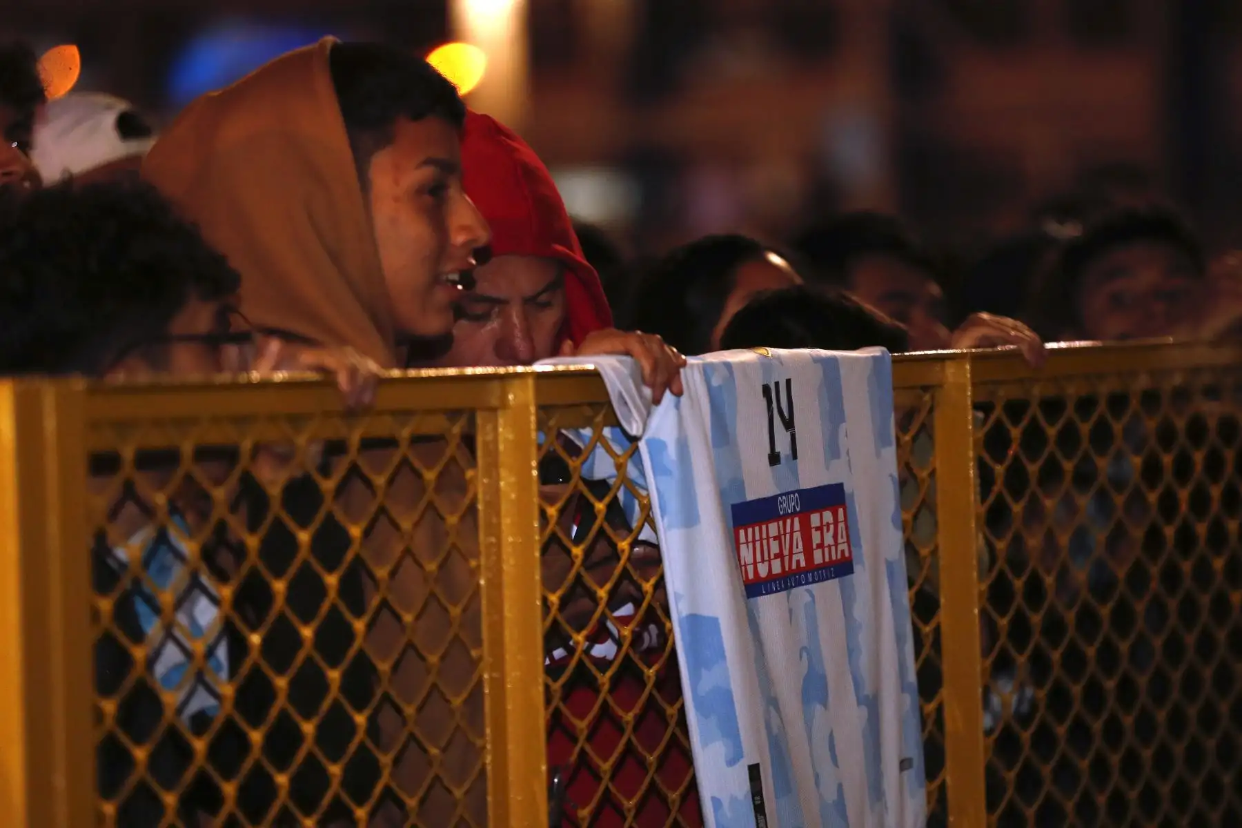 Hinchas de Lionel Messi llegaron hasta el Aeropuerto Jorge Chávez del Callao para darle la bienvenida al astro del fútbol argentino, frente a su partido contra la Selección Peruana por las clasificatorias al Mundial 2024. Foto: ANDINA/Daniel Bracamonte