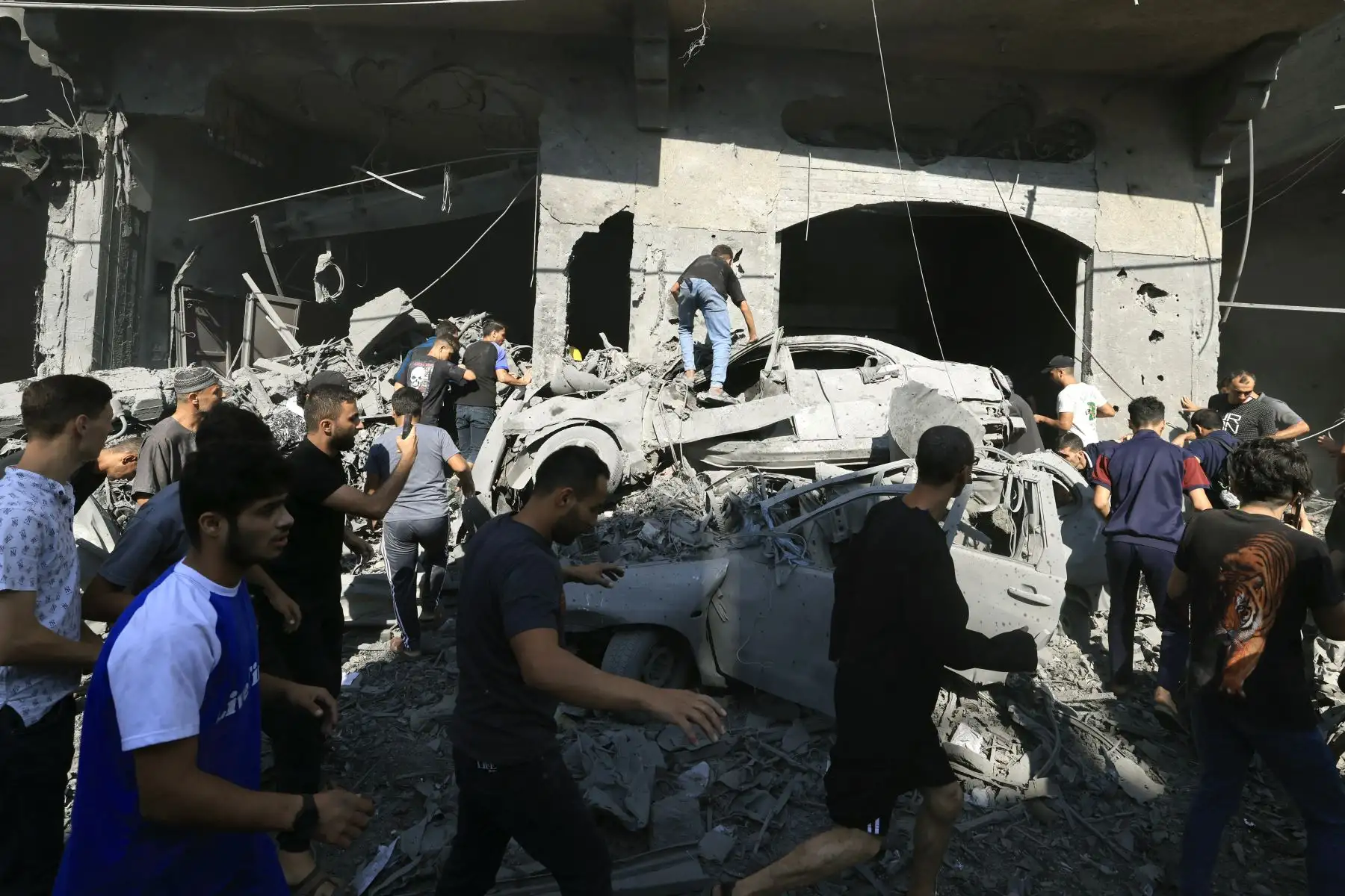 Los palestinos llegan al lugar después de un ataque israelí contra edificios en Khan Yunis, en el sur de la Franja de Gaza.
Foto: AFP
