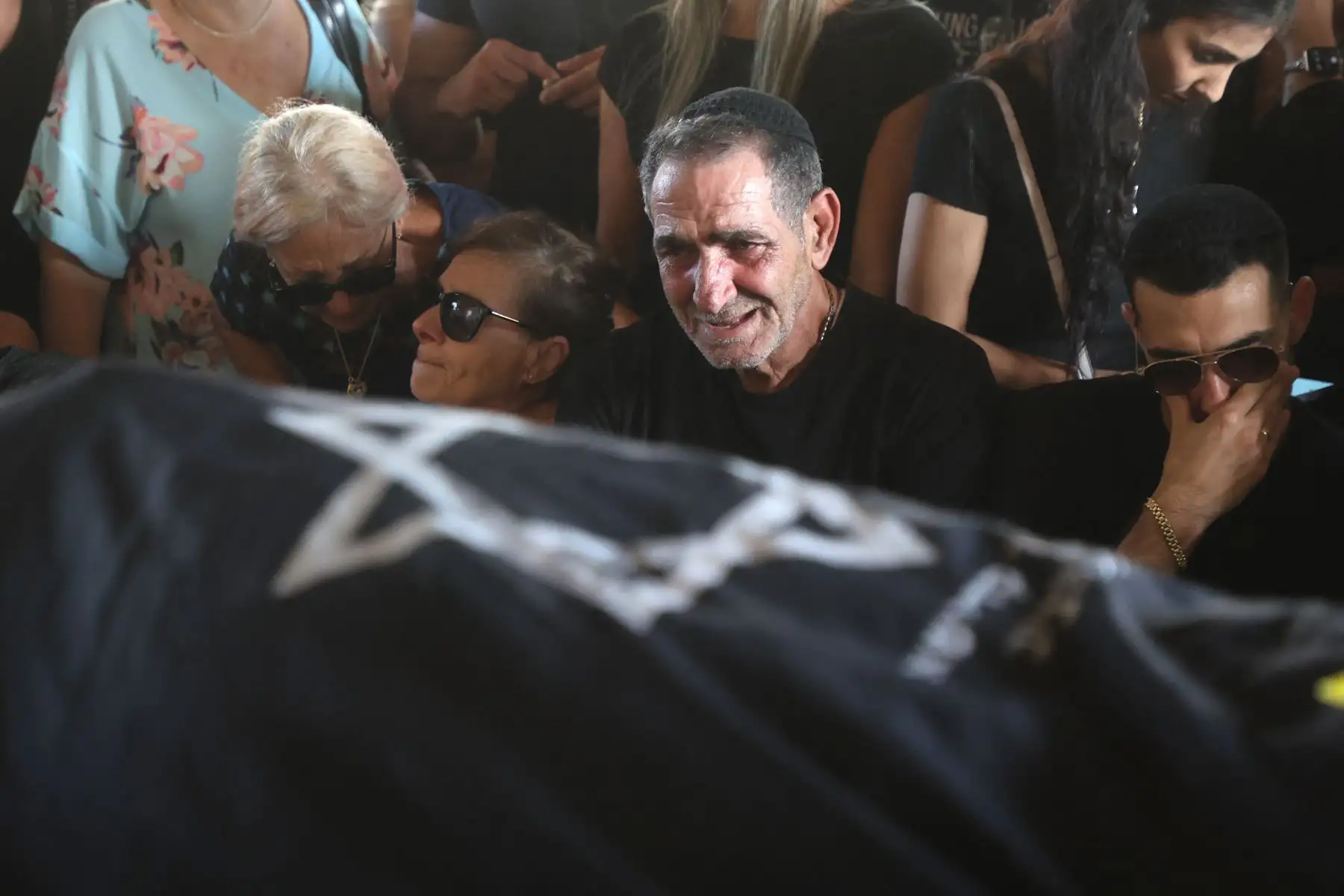 Familiares y amigos lloran durante un funeral de la ciudadana israelí-francesa Celine Ben David Nagar, asesinada durante el ataque de la semana pasada por militantes de Hamas a Israel, en Holon, al sur de Tel Aviv.
Foto: AFP