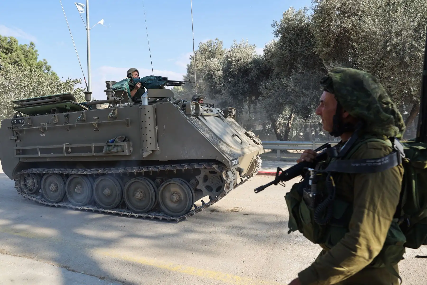 Soldados israelíes están posicionados en las afueras del kibutz Beeri, cerca de la frontera con la Franja de Gaza, el 15 de octubre de 2023, tras un ataque del 7 de octubre por parte de militantes palestinos.
Foto: AFP