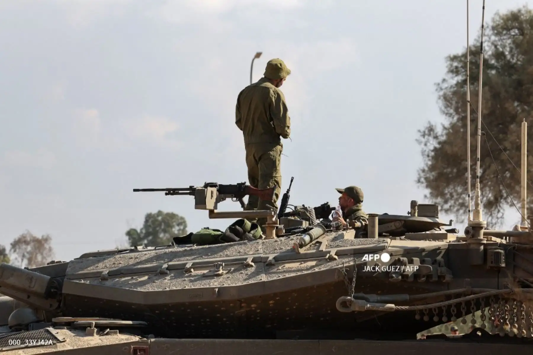 Soldados israelíes están posicionados en las afueras del kibutz Beeri, cerca de la frontera con la Franja de Gaza.
Foto: AFP