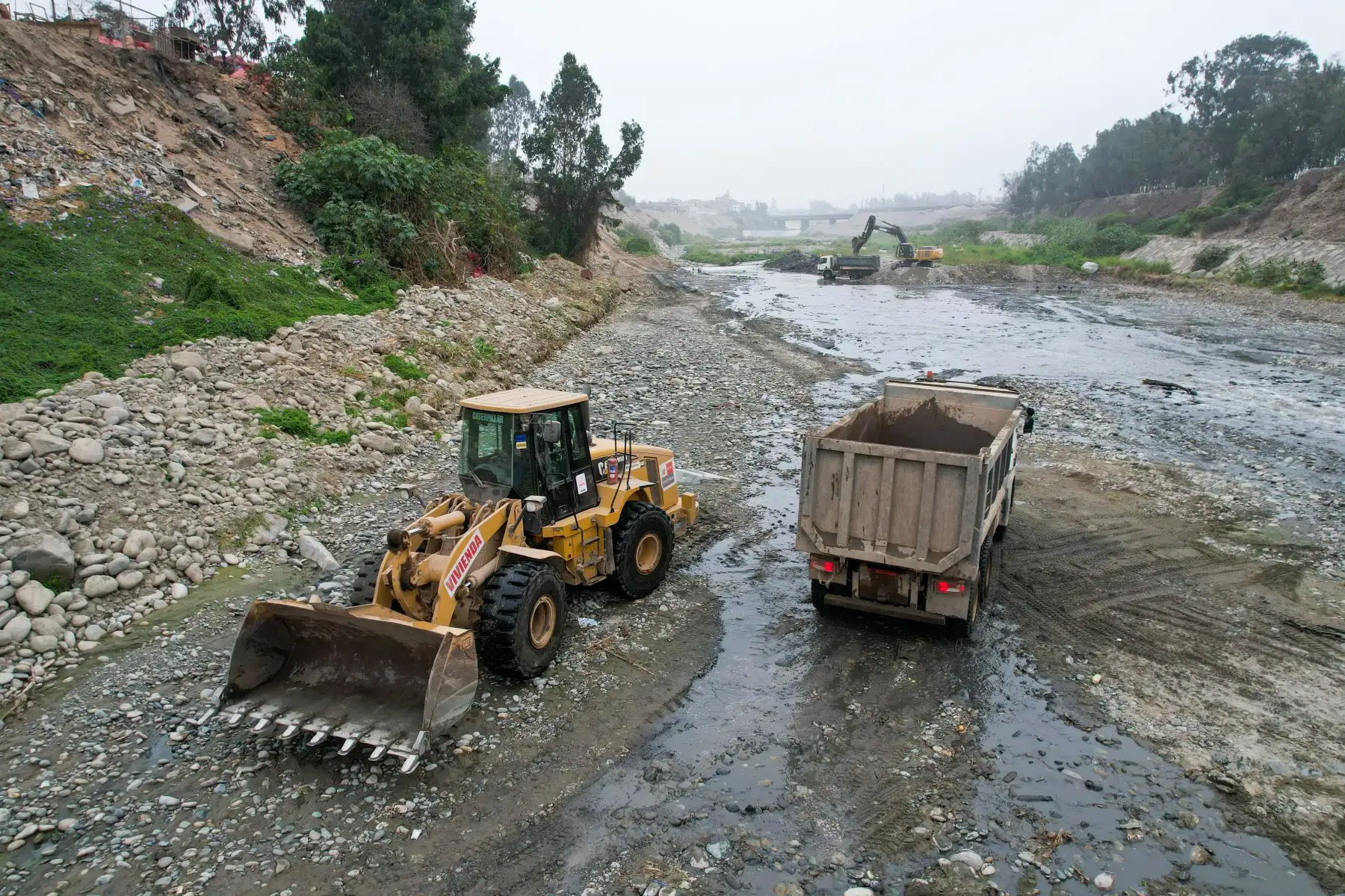 Trabajo de limpieza y descolmatación del cauce del río Rímac en San Juan de Lurigancho, que beneficiara a vecinos del asentamiento humano Las Brisas de Campoy.
Foto: ANDINA/ Ricardo Cuba