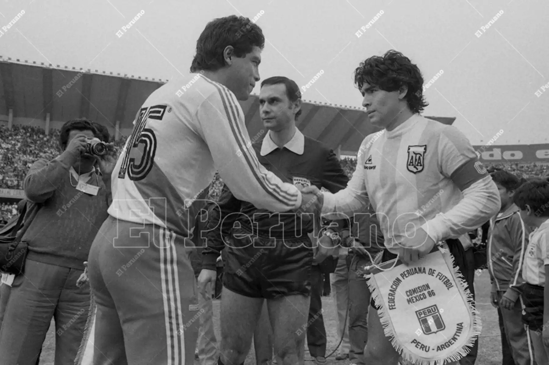 Lima - 23 junio 1985 / Los capitanes Rubén Toribio Díaz y Diego Armando Maradona intercambian banderines antes del partido. Perú venció 1-0 a Argentina en el Estadio Nacional  en la penúltima fecha del Grupo 1 de las eliminatorias  para el mundial de México 86. Foto: Archivo Histórico de El Peruano / José Risco