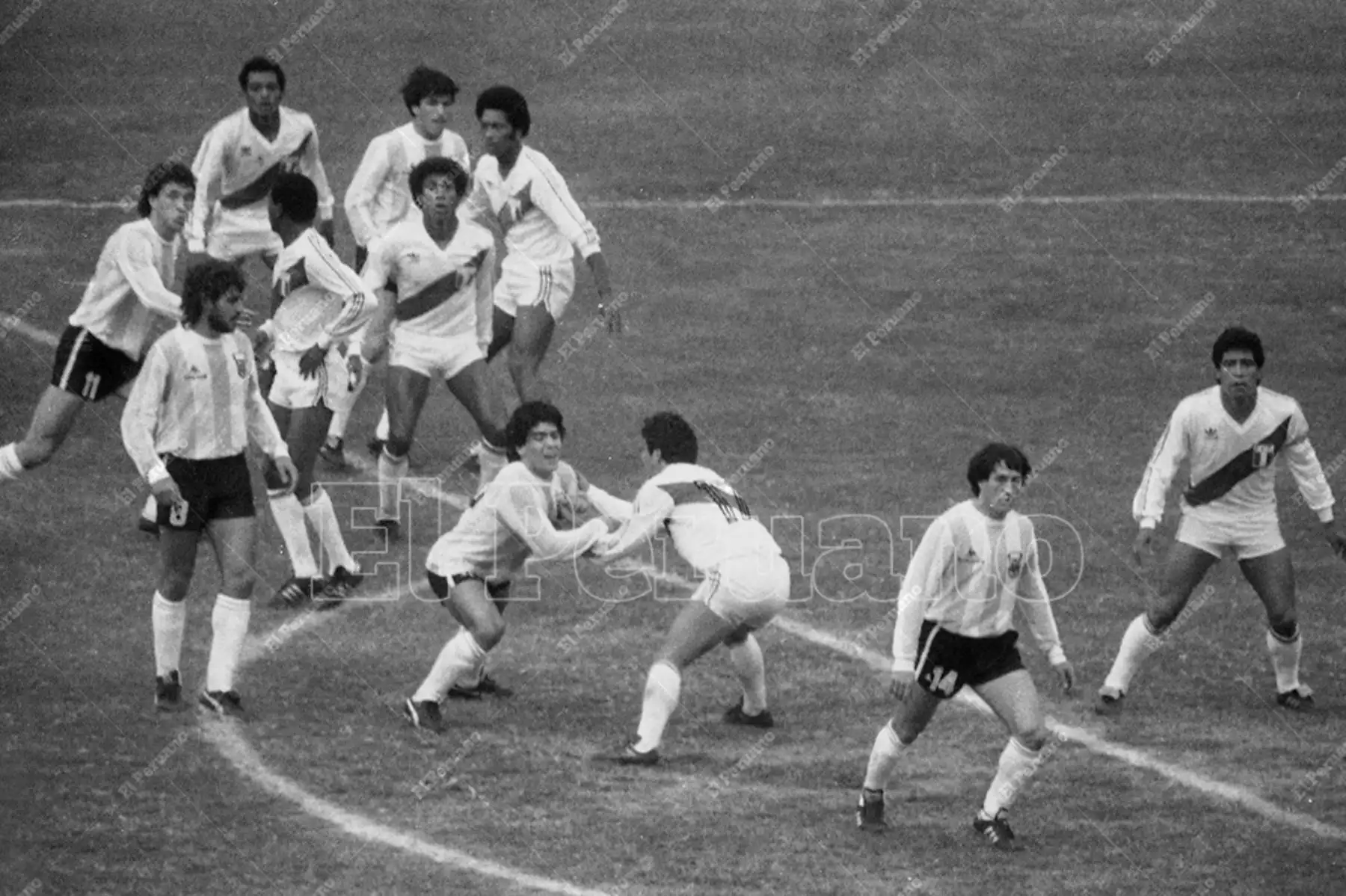Lima - 23 junio 1985 / Implacable marca de Luis Reyna a Diego Armando Maradona.  Perú venció 1-0 a Argentina en el Estadio Nacional  en la penúltima fecha del Grupo 1 de las eliminatorias  para el mundial de México 86. Foto: Archivo Histórico de El Peruano / Américo Alburquerque