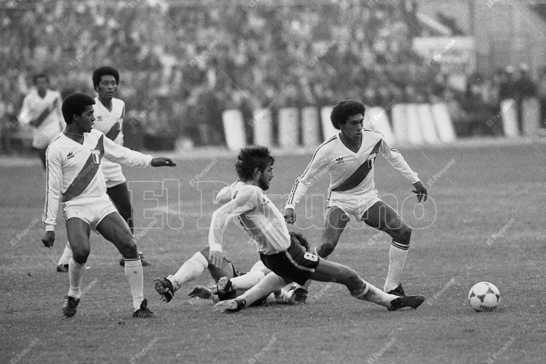 Lima - 23 junio 1985 / Jorge Olaechea corta el avance rival. Perú venció 1-0 a Argentina en el Estadio Nacional  en la penúltima fecha del Grupo 1 de las eliminatorias  para el mundial de México 86. Foto: Archivo Histórico de El Peruano / Leoncio Mariscal