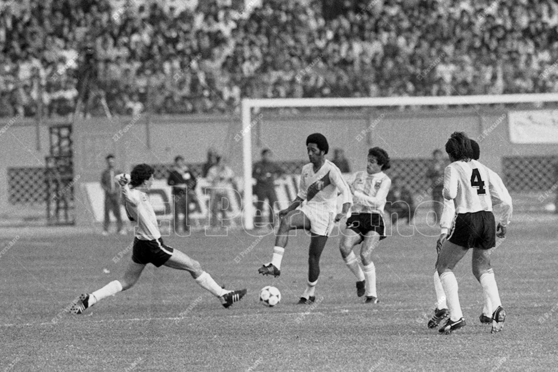 Lima - 23 junio 1985 / Impasable el "Patrón" José Velásquez corta un avance rival. Perú venció 1-0 a Argentina en el Estadio Nacional  en la penúltima fecha del Grupo 1 de las eliminatorias  para el mundial de México 86. Foto: Archivo Histórico de El Peruano / Leoncio Mariscal