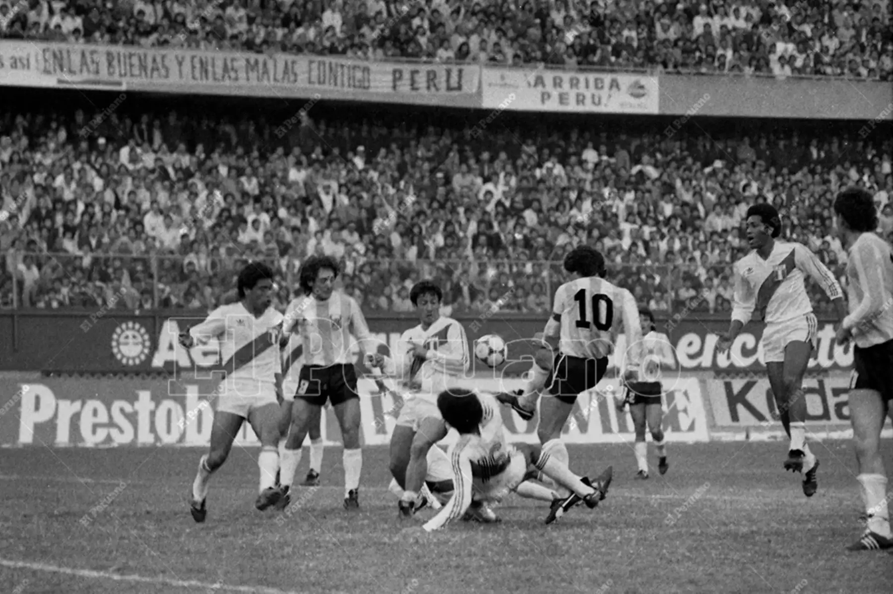 Lima - 23 junio 1985 / Diego Armando Maradona remata sobre la marca de la defensa peruana.  Perú venció 1-0  a Argentina en el Estadio Nacional en la penúltima fecha del Grupo 1 de las eliminatorias para el mundial de México 86. Archivo Histórico de El Peruano / José Risco