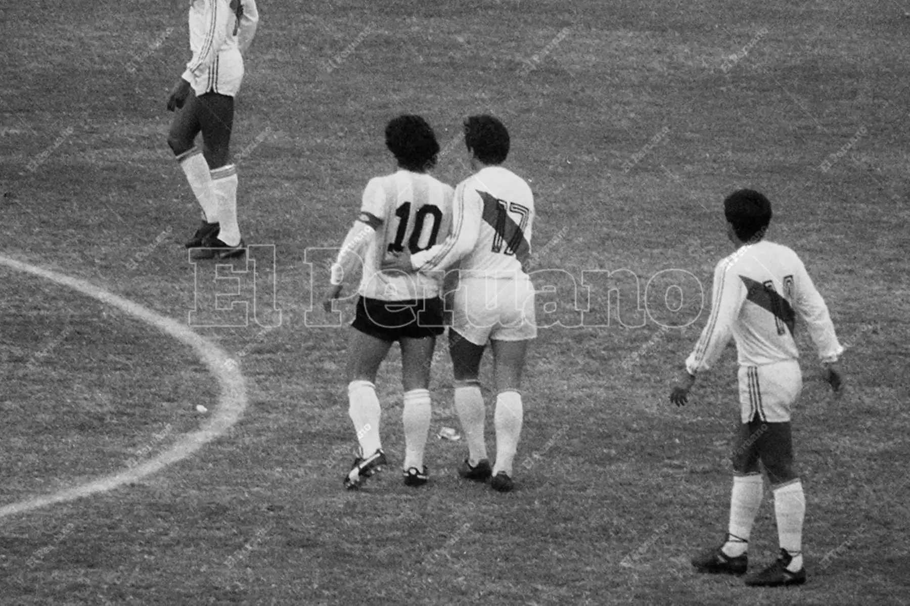 Lima - 23 junio 1985 / Implacable marca de Luis Reyna a Diego Armando Maradona.  Perú venció 1-0 a Argentina en el Estadio Nacional  en la penúltima fecha del Grupo 1 de las eliminatorias  para el mundial de México 86. Foto: Archivo Histórico de El Peruano / Américo Alburquerque