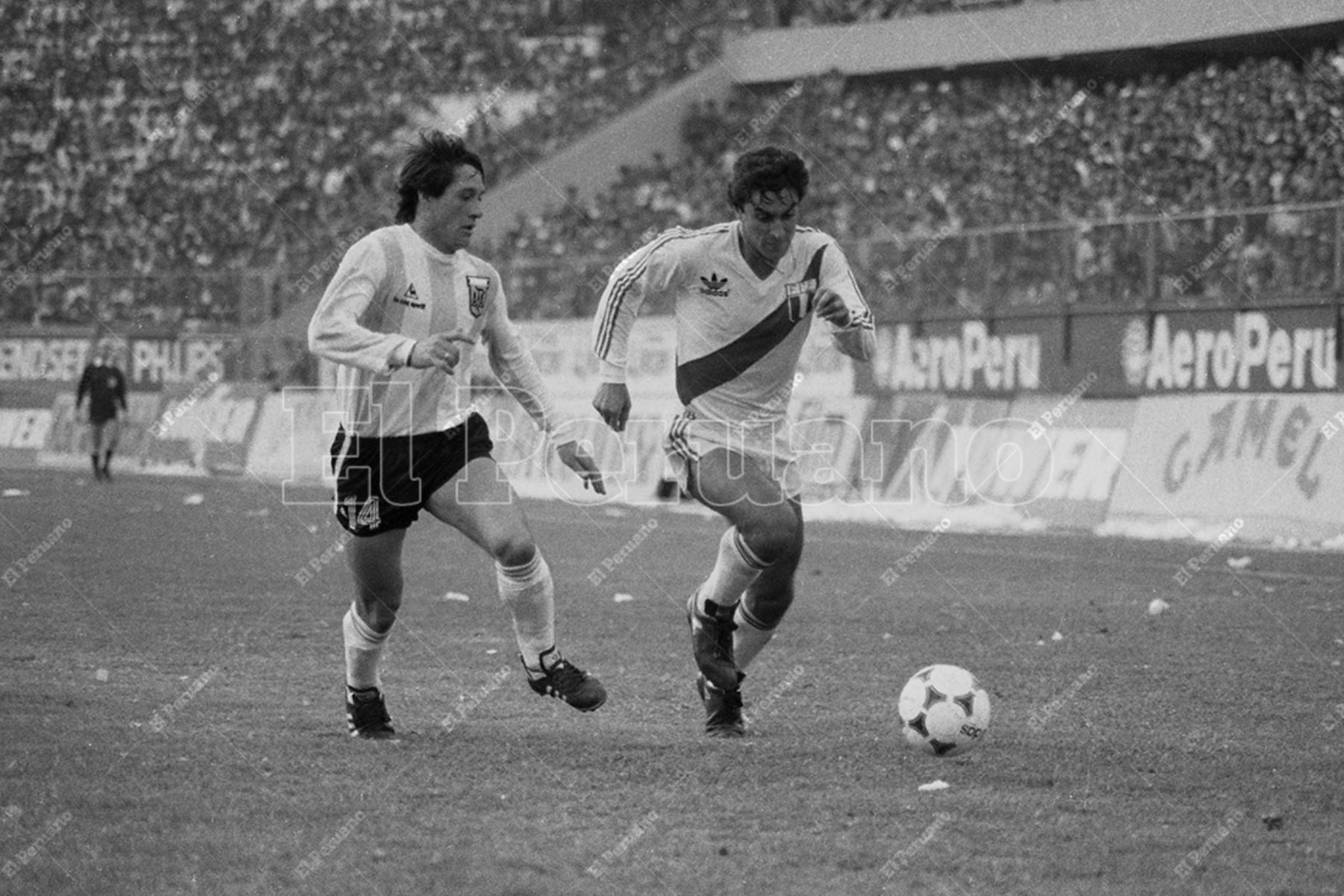 Lima - 23 junio 1985 / El delantero Juan Carlos Oblitas  anotó el gol del triunfo peruano  1-0 sobre Argentina  en el Estadio Nacional  en la penúltima fecha del Grupo 1 de las eliminatorias  para el mundial de México 86. Foto: Archivo Histórico de El Peruano / José Risco