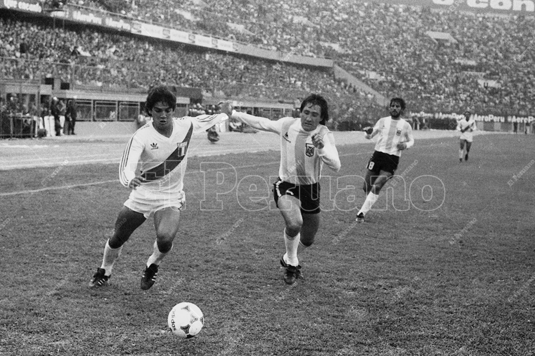 Lima - 23 junio 1985 / Franco Navarro fue pieza clave en el once de Roberto Chale. Perú venció 1-0  a Argentina en el Estadio Nacional en la penúltima fecha del Grupo 1 de las eliminatorias para el mundial de México 86. Foto: Archivo Histórico de El Peruano / Américo Alburquerque