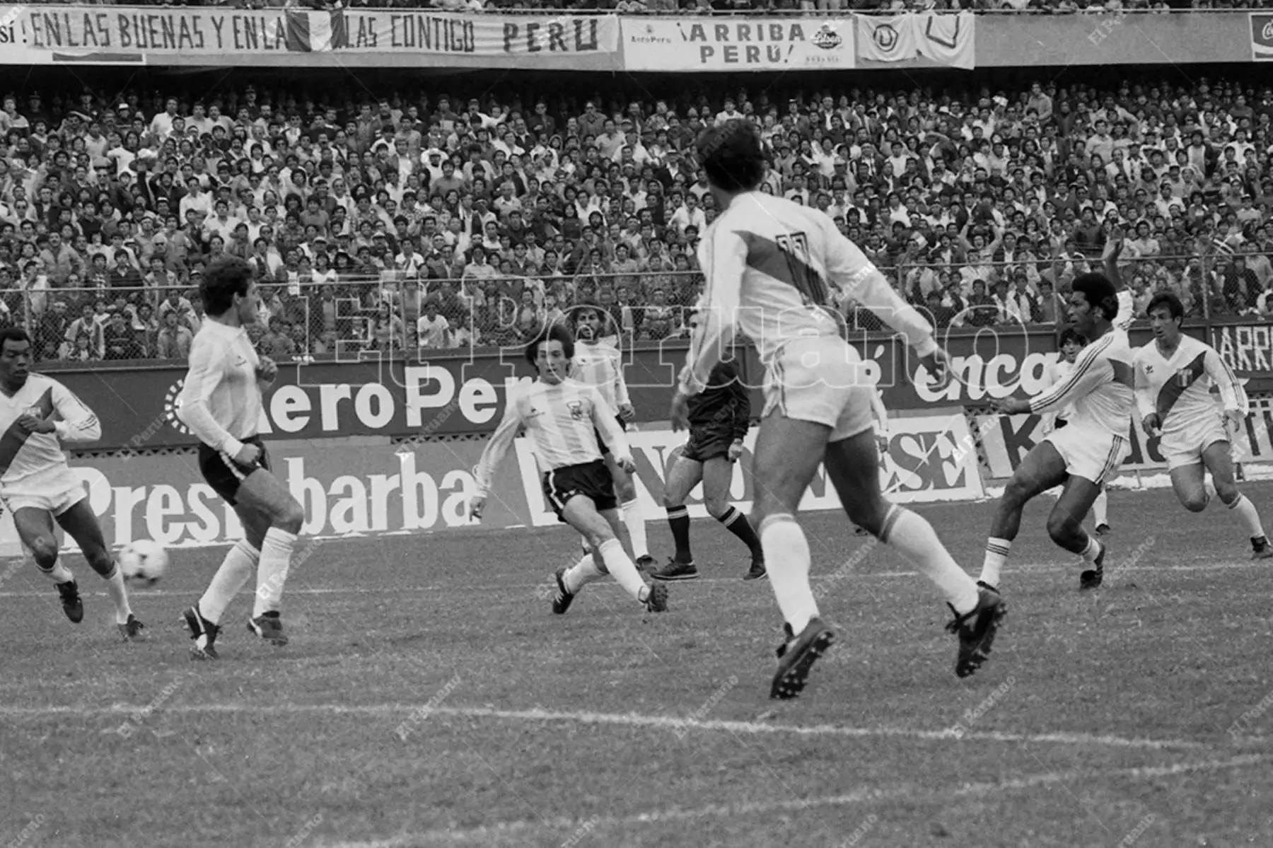 Lima - 23 junio 1985 / José Velásquez remata al arco defendido por Fillol dando inicio a la jugada del gol peruano. Perú venció 1-0  a Argentina en el Estadio Nacional en la penúltima fecha del Grupo 1 de las eliminatorias para el mundial de México 86. Foto: Archivo Histórico de El Peruano / José Risco