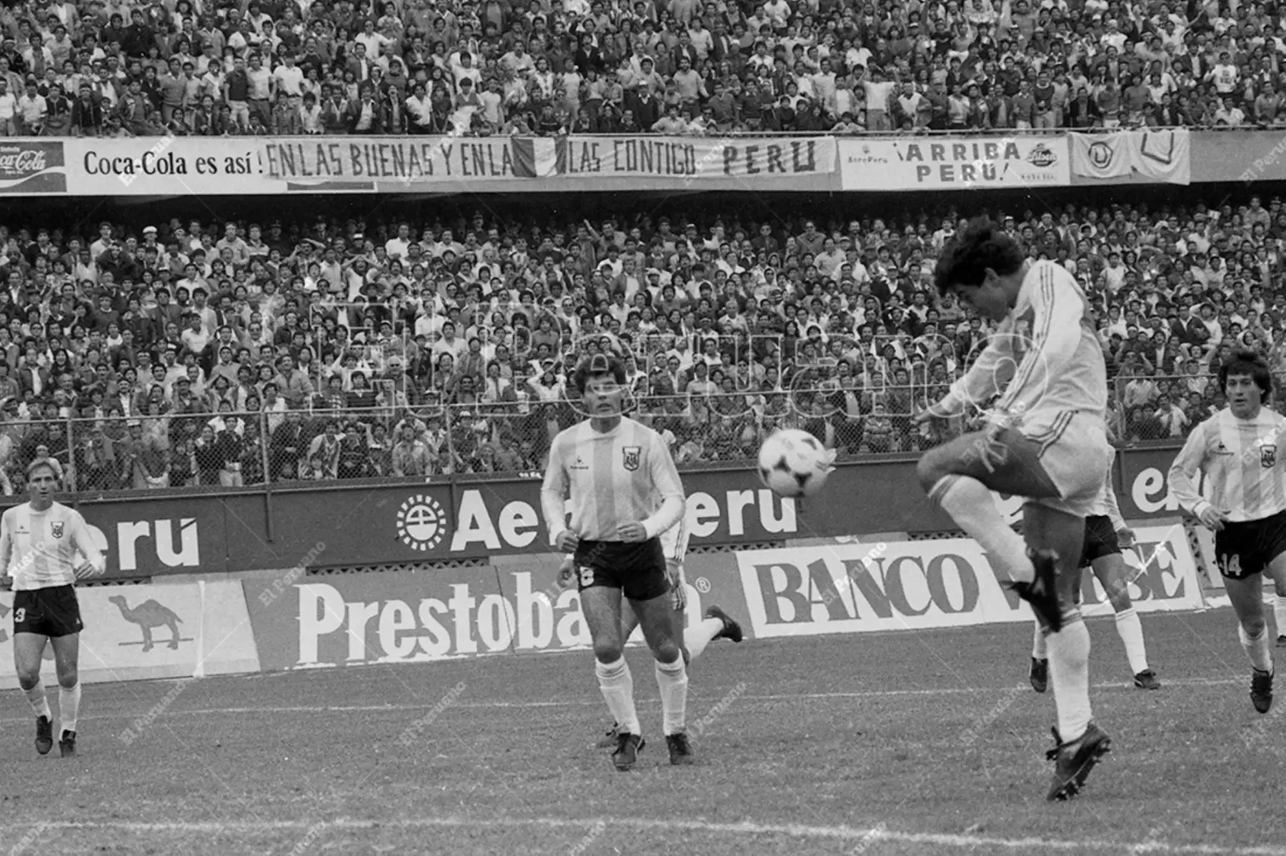 Lima - 23 junio 1985 / Juan Carlos Oblitas remata sobre el arco defendido por Fillol y anota el gol del triunfo peruano.  Perú venció 1-0  a Argentina en el Estadio Nacional en la penúltima fecha del Grupo 1 de las eliminatorias para el mundial de México 86. Foto: Archivo Histórico de El Peruano / José Risco