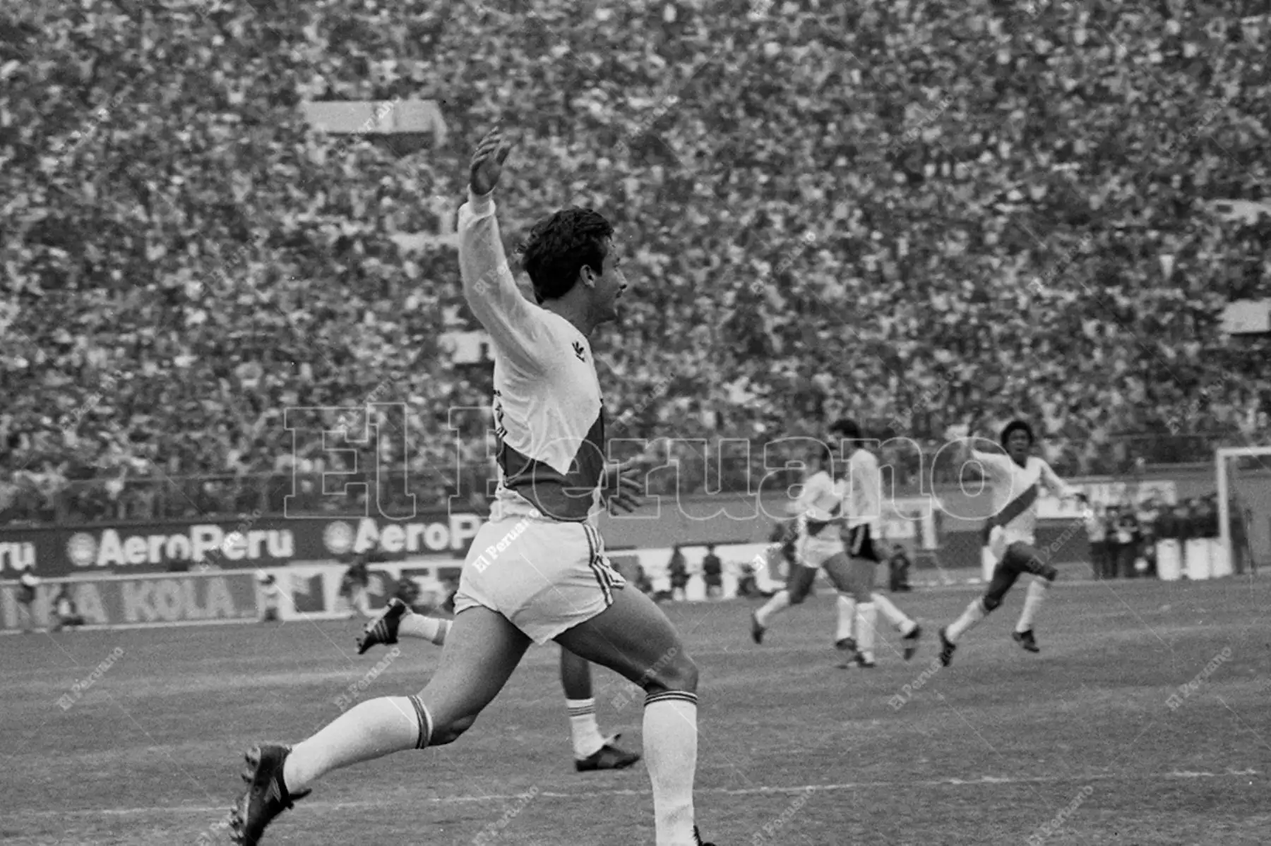 Lima - 23 junio 1985 / Luis Reyna celebra y va al encuentro del Juan Carlos Oblitas que ya anotó el gol peruano. Perú venció 1-0  a Argentina en el Estadio Nacional en la penúltima fecha del Grupo 1 de las eliminatorias para el mundial de México 86. Foto: Archivo Histórico de El Peruano / José Risco
