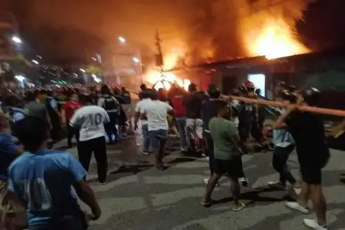 Tingo María: incendio generó pánico entre la  población y destruyó varios puestos de venta.