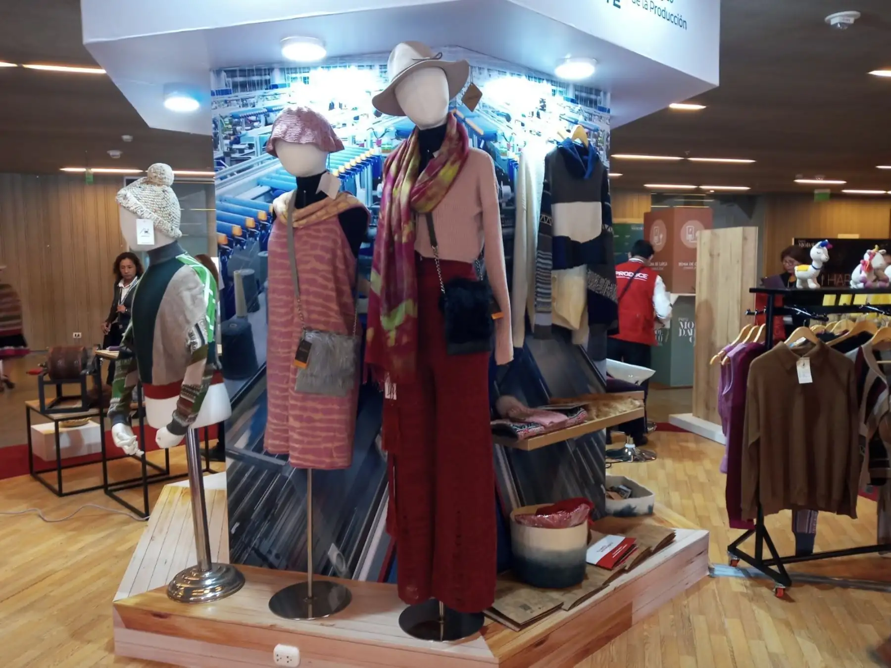 Prendas 100 % fibra de alpaca, teñidas con tintes naturales elaborados a base de cúrcuma, cebolla, cochinilla, índigo, entre otros; prometen ser la sensación en el certamen "Perú Moda & Deco 2023". ANDINA/Difusión