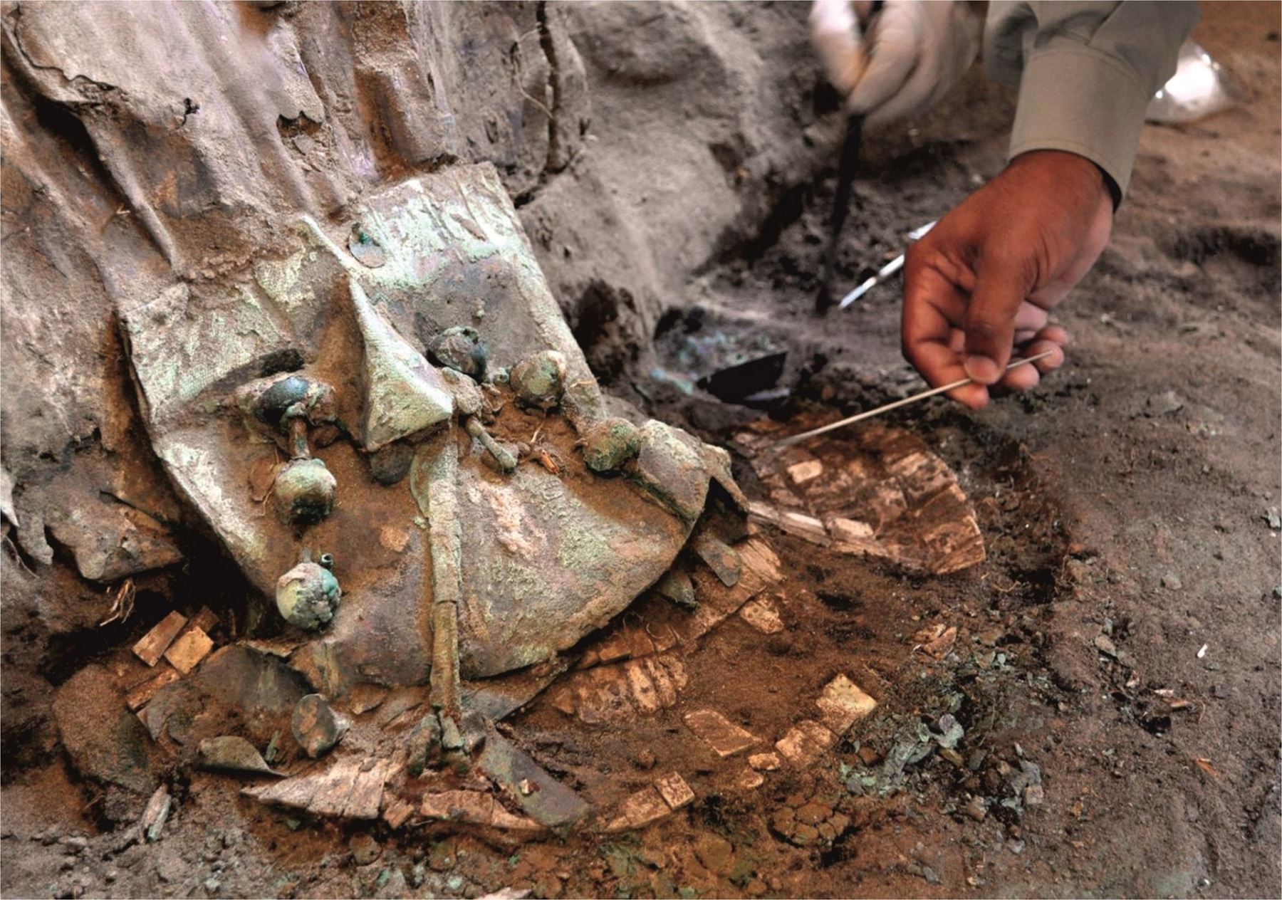 El 18 de octubre de 2011, las excavaciones arqueológicas en el Complejo Chotuna Chornancap, un conjunto monumental ubicado en la región Lambayeque, llegaron a uno de los episodios más significativos al documentarse el hallazgo, en una compleja tumba y acompañada por ocho individuos, de una sacerdotisa sepultada con sus bienes, símbolos, emblemas y ornamentos de rango, investidura y poder.  ANDINA/archivo