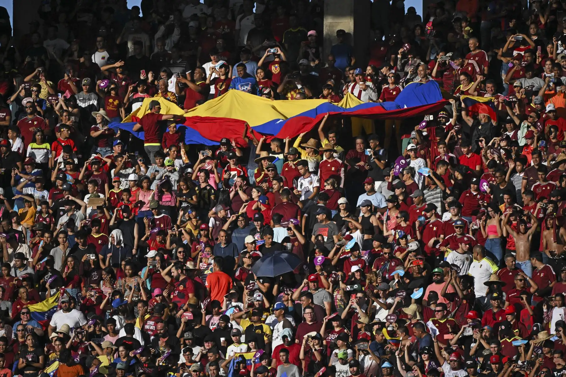 Los fanáticos de Venezuela animan a su equipo antes del partido de fútbol de clasificación sudamericana para la Copa Mundial de la FIFA 2026 entre Venezuela y Chile en el Estadio Monumental de Maturín, Venezuela. Foto: ANDINA/AFP