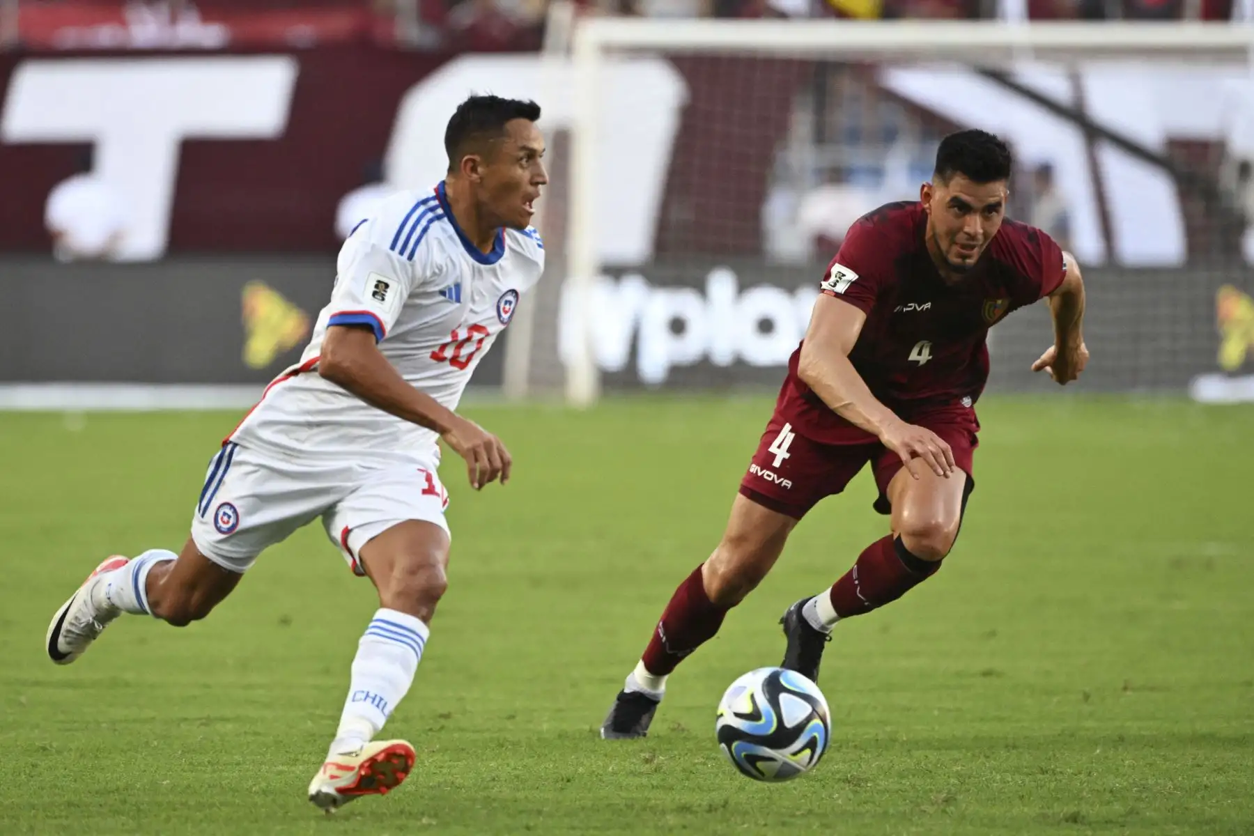 El delantero chileno Alexis Sánchez  es desafiado por el defensor venezolano Wilker Angel durante el partido de fútbol de clasificación sudamericano para la Copa Mundial de la FIFA 2026 entre Venezuela y Chile en el Estadio Monumental de Maturín, Venezuela. Foto: ANDINA//AFP