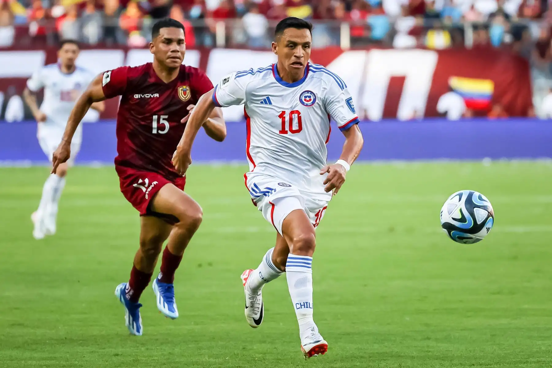 Con gol de Yeferson Soteldo al final del primer tiempo, la selección de Venezuela supera por 1-0 a la de Chile, durante el partido de fútbol por las eliminatorias al Mundial 2026. Foto: EFE