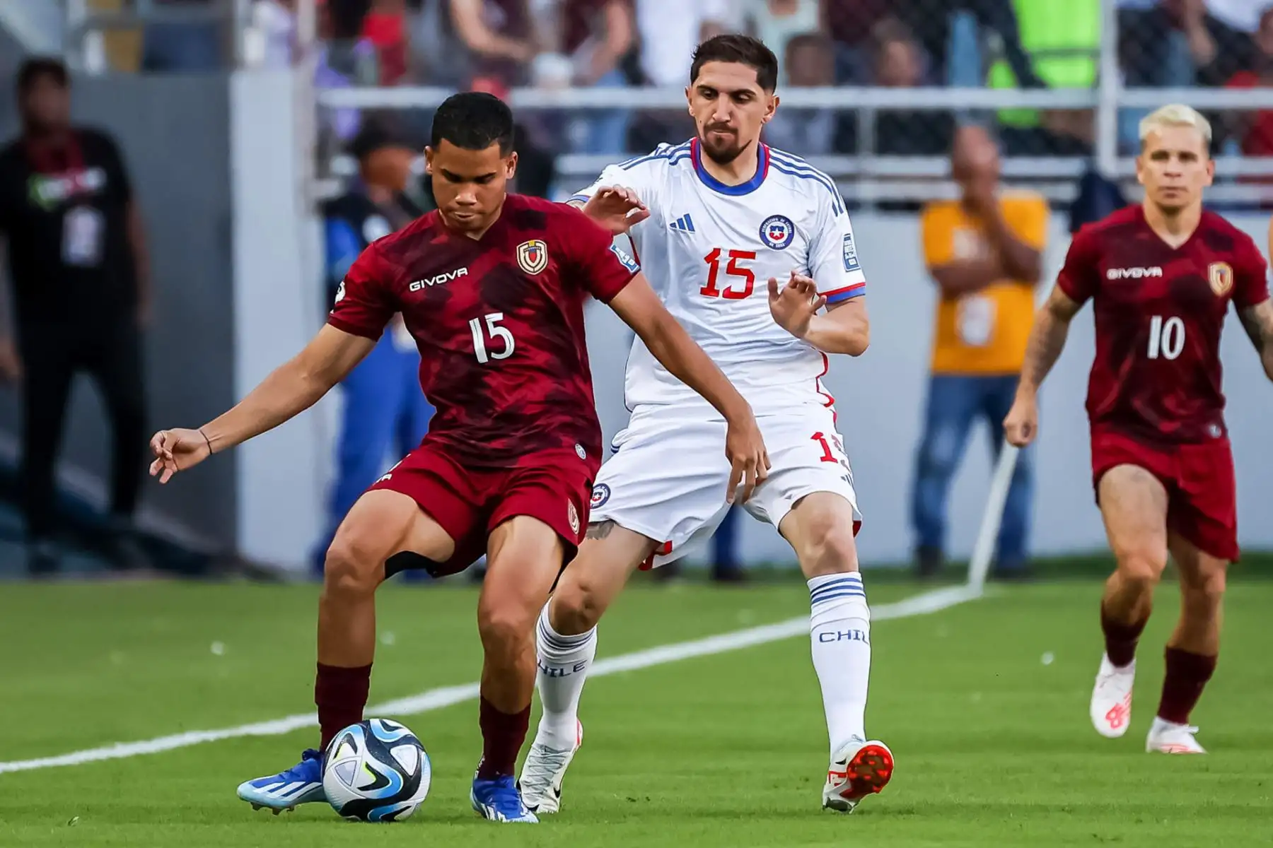 Con gol de Yeferson Soteldo al final del primer tiempo, la selección de Venezuela supera por 1-0 a la de Chile, durante el partido de fútbol por las eliminatorias al Mundial 2026. Foto: EFE
