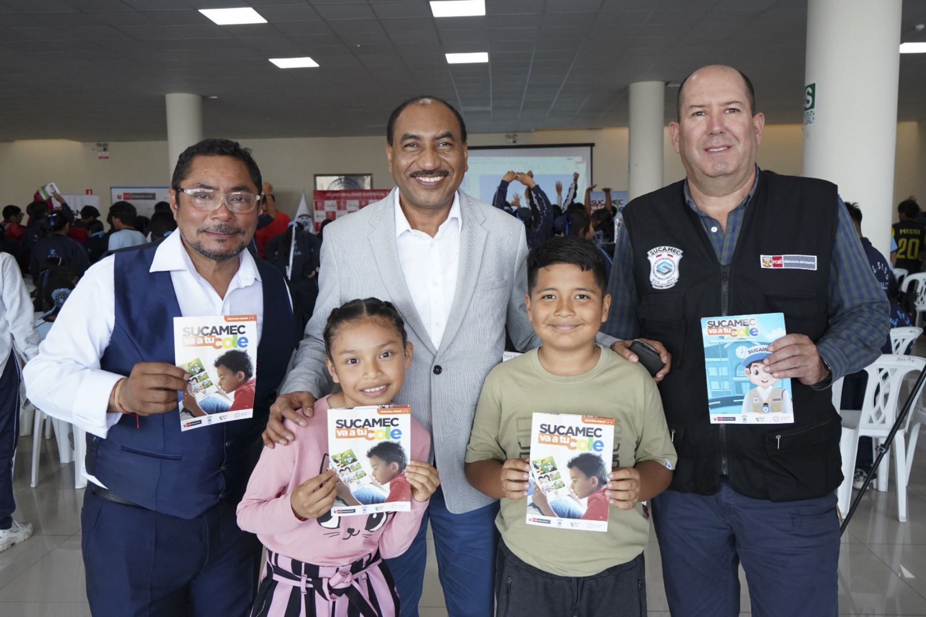 El superintendente de la Sucamec, Teófilo Mariño, y el alcalde de Mi Perú, Irvin Chávez, trabajan juntos para prevenir presencia de armas de fuego en colegios del distrito. ANDINA/ Sucamec.