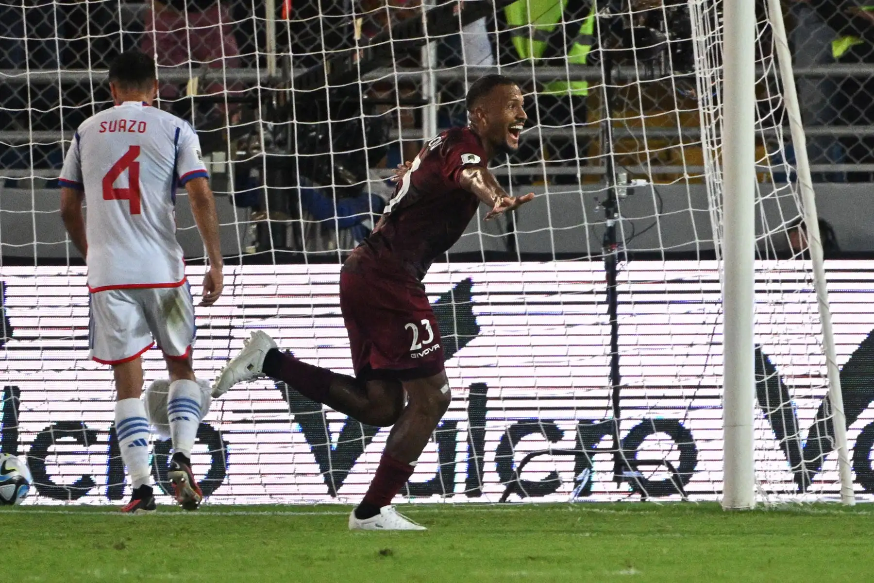 El jugador de Venezuela Salomón Rondón celebra el segundo gol para su selección en contra de Chile, durante el segundo tiempo del partido por las eliminatorias al Mundial 2026. Foto: AFP