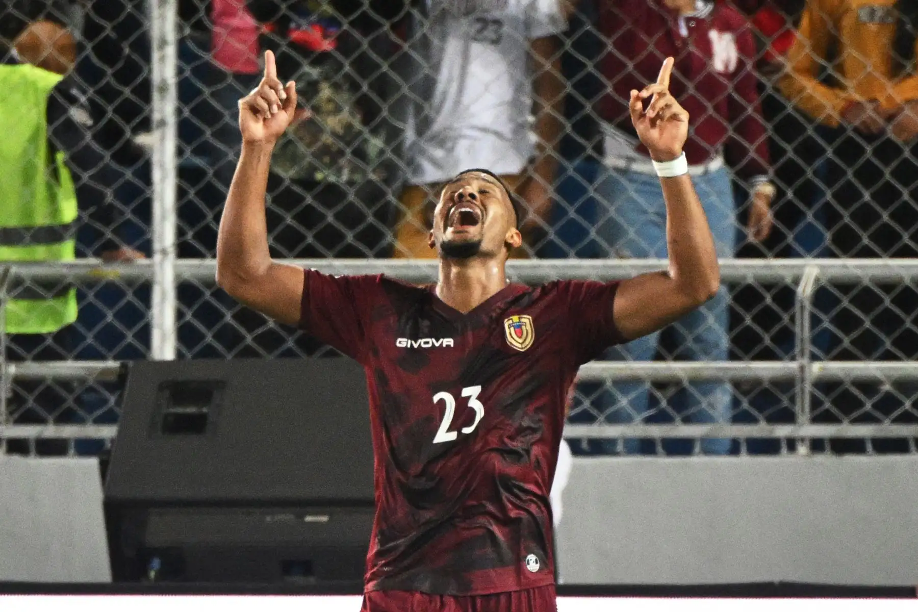 El jugador de Venezuela Salomón Rondón celebra el segundo gol para su selección en contra de Chile, durante el segundo tiempo del partido por las eliminatorias al Mundial 2026. Foto: AFP
